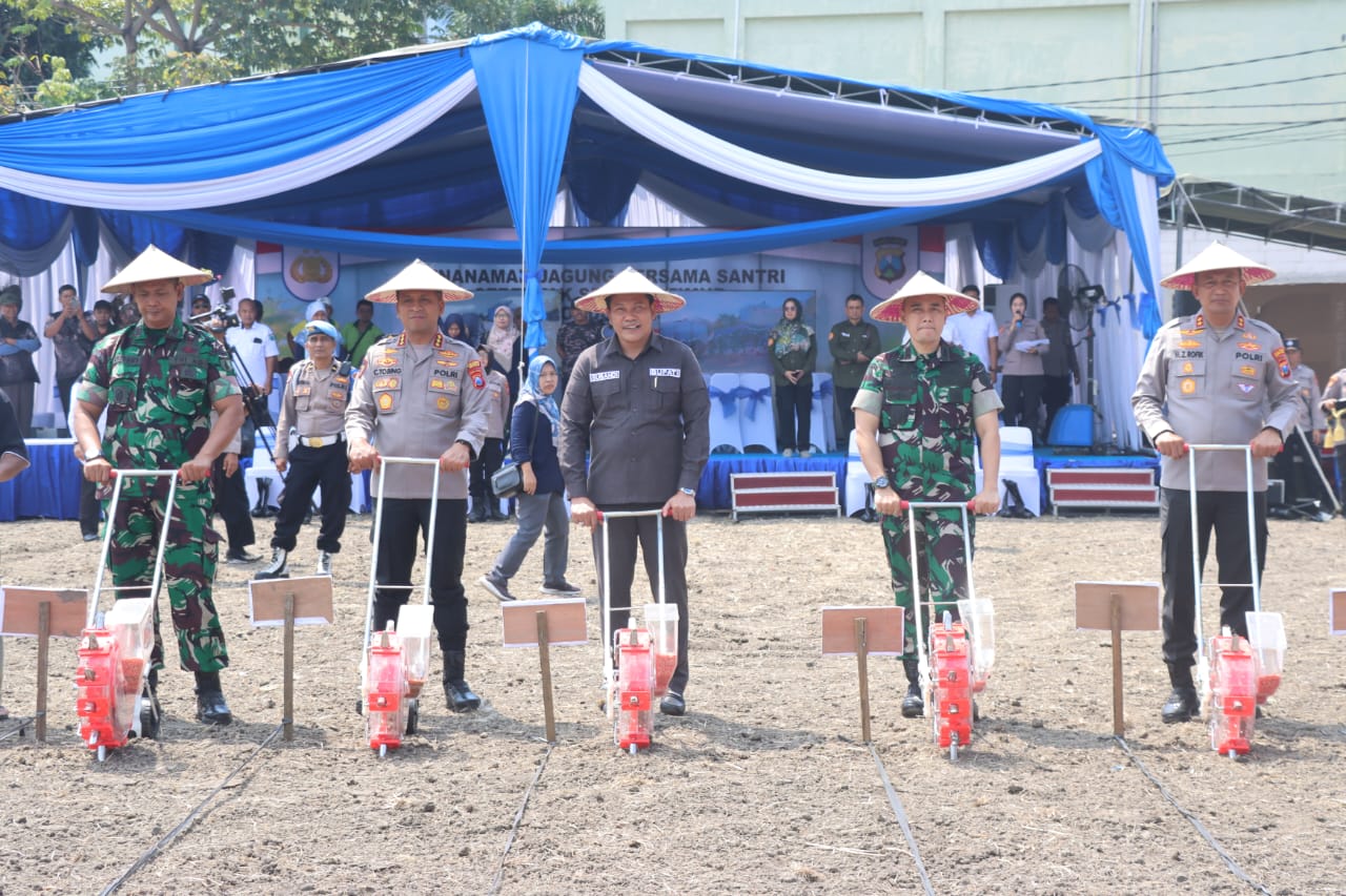SINERGI: Forkopimda Sidoarjo bersama Polresta Sidoarjo tanam jagung di lahan ponpes, Rabu (6/8). (DIKY SANSIRI/RADAR SIDOARJO)