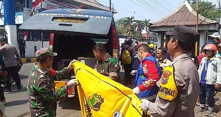 MENGENASKAN: Petugas sedang mengevakuasi jasad korban di Tebel, Gedangan. (DIKY SANSIRI/RADAR SIDOARJO)