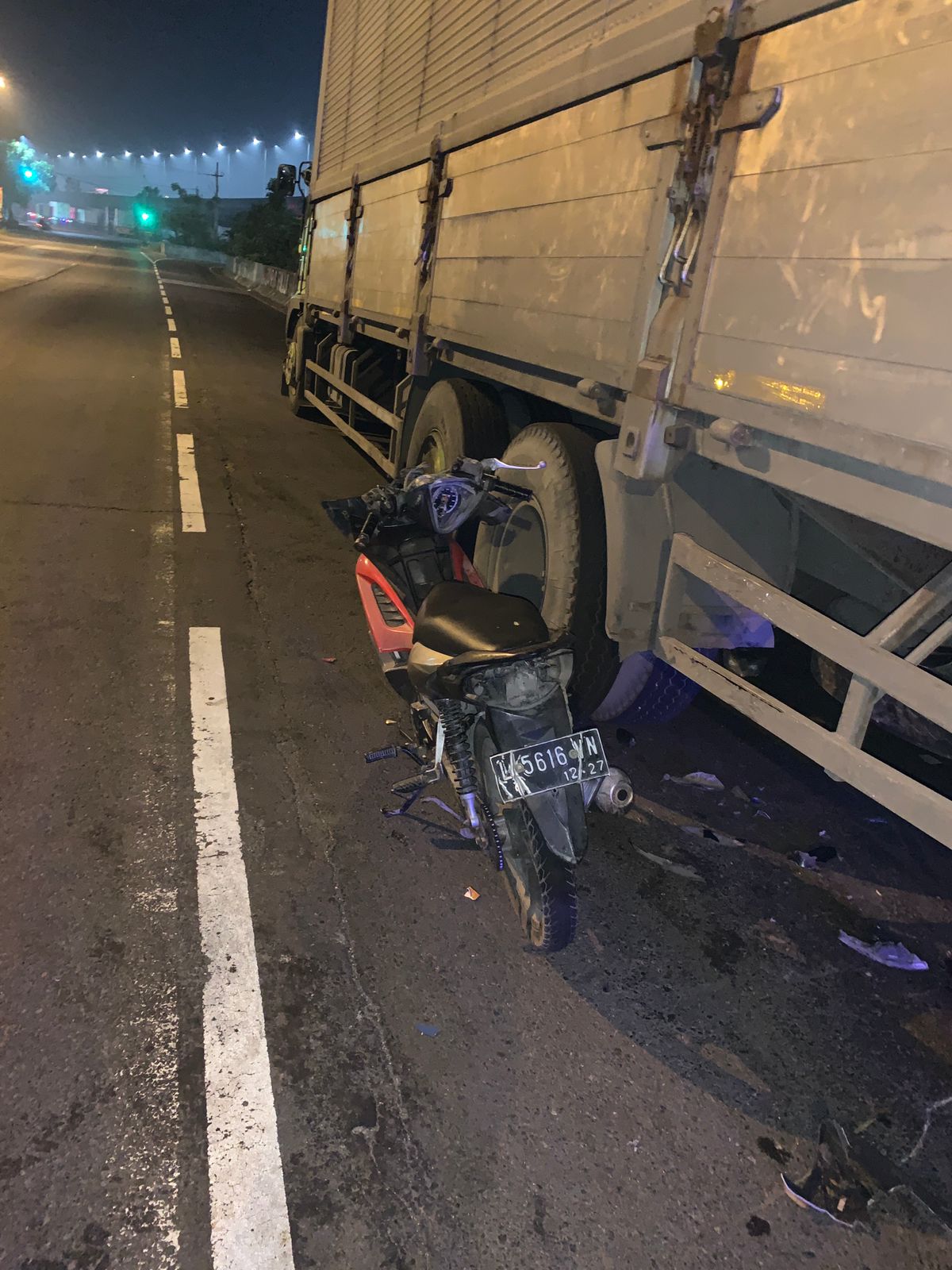 NAHAS: Kondisi sepeda motor korban usai terlibat kecelakaan di Jalan Raya Arteri, Porong, Kamis (7/8).