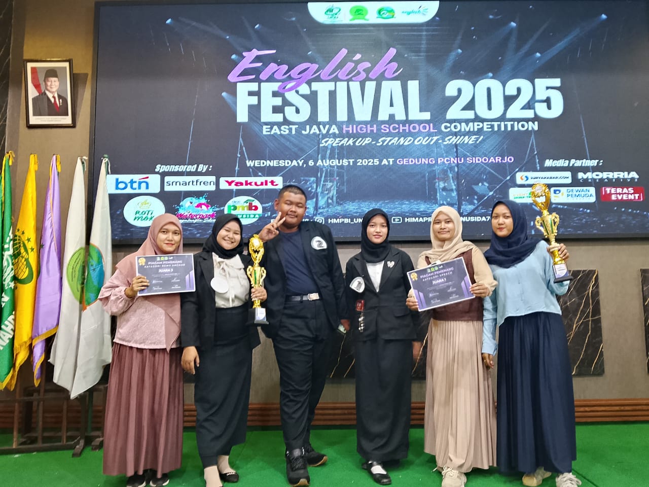 MEMBANGGAKAN : Siswa SMK Islam Krembung menunjukkan piala penghargaan dalam ajang English Festival 2025.(ANAS/RADAR SIDOARJO)