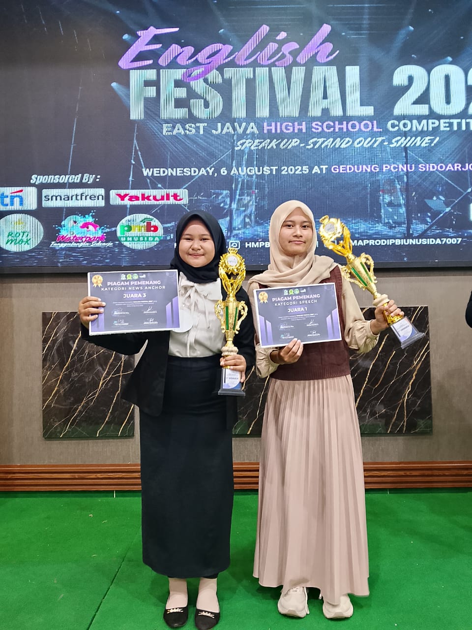 BERPRESTASI : Siswa SMK Islam Krembung Rachel Sovieta bersama Aisyah Rahma saat mengangkat thropy juara.(ANAS/RADAR SIDOARJO)