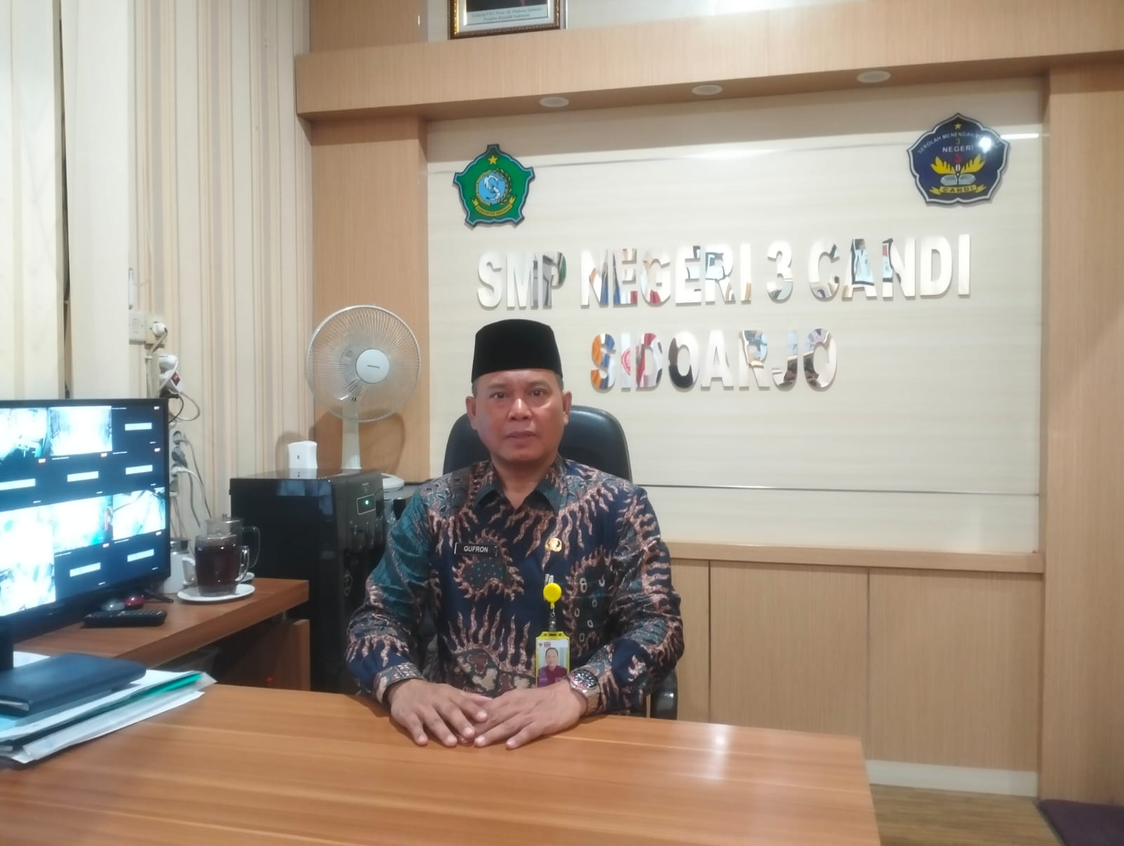SOSOK : Kepala SMP Negeri 3 Candi Gufron,S.Pd.,M.Pd saat diruang kerja. (ANAS/ RADAR SIDOARJO)