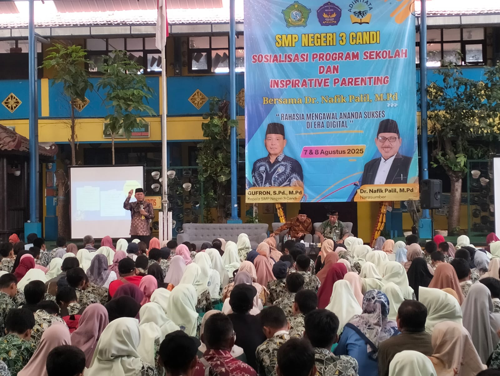 MENDIDIK : Kepala SMPN 3 Candi Gufron,S.Pd.,M.Pd saat sambutan dihadapan siswa dan wali murid dalam kegiatan parenting.(ANAS/ RADAR SIDOARJO)&nbsp;