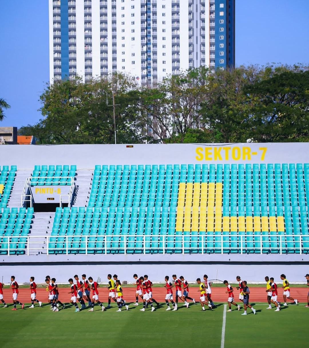 SIAP BERSAING: Pemain Deltras Sidoarjo saat latihan di Stadion Gelora Delta. (FOTO: DELTRAS SIDOARJO)