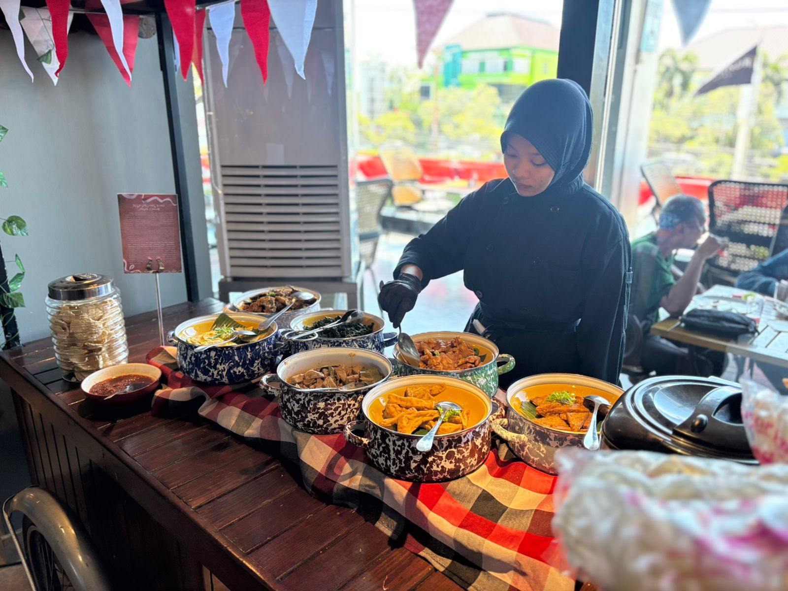 NIKMAT: Luminor Hotel Sidoarjo menghadirkan program kuliner unggulan bertajuk  All You Can Eat Lunch Buffet &ldquo;Pasar Rakyat Tempo Doeloe&rdquo;