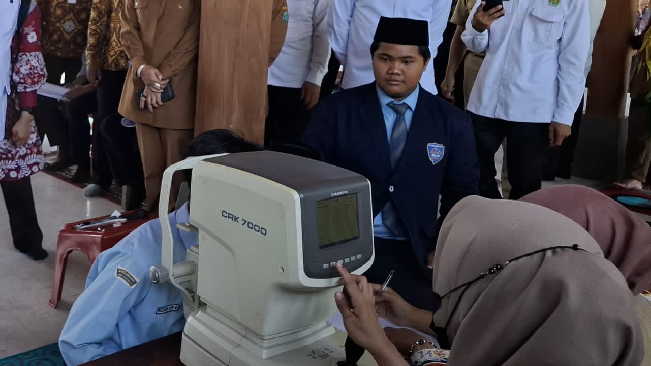 CUKUP TINGGI: Pemeriksaan mata para siswa dalam program Cek Kesehatan Gratis (CKG). (M SAIFUL ROHMAN/RADAR SIDOARJO)