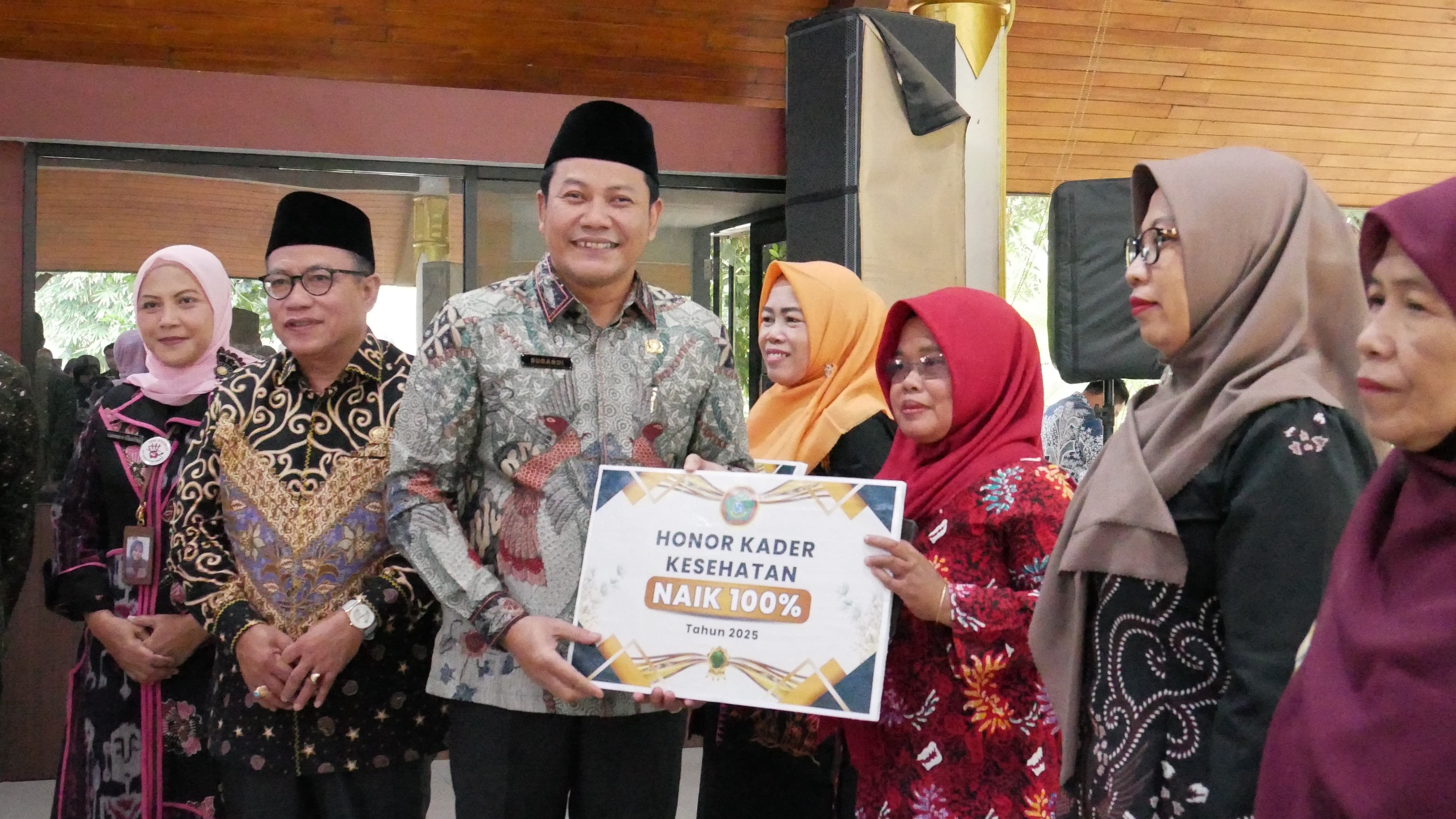 GARDA TERDEPAN: Bupati Sidoarjo Subandi saat memberikan honor kepada kader kesehatan.