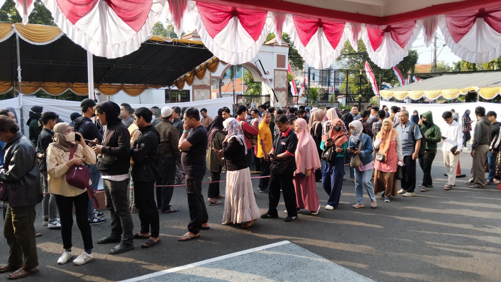 PADAT: Ribuan masyarakat urus tilang di Kejari Sidoarjo, Jumat (6/6). (DIKY SANSIRI/RADAR SIDOARJO)  &nbsp;
