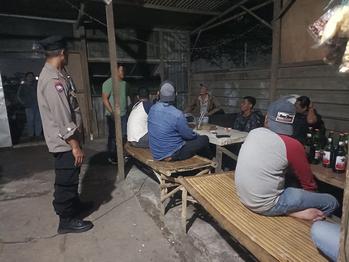 MERESAHKAN: Petugas gerebek warung remang-remang di Krian.
