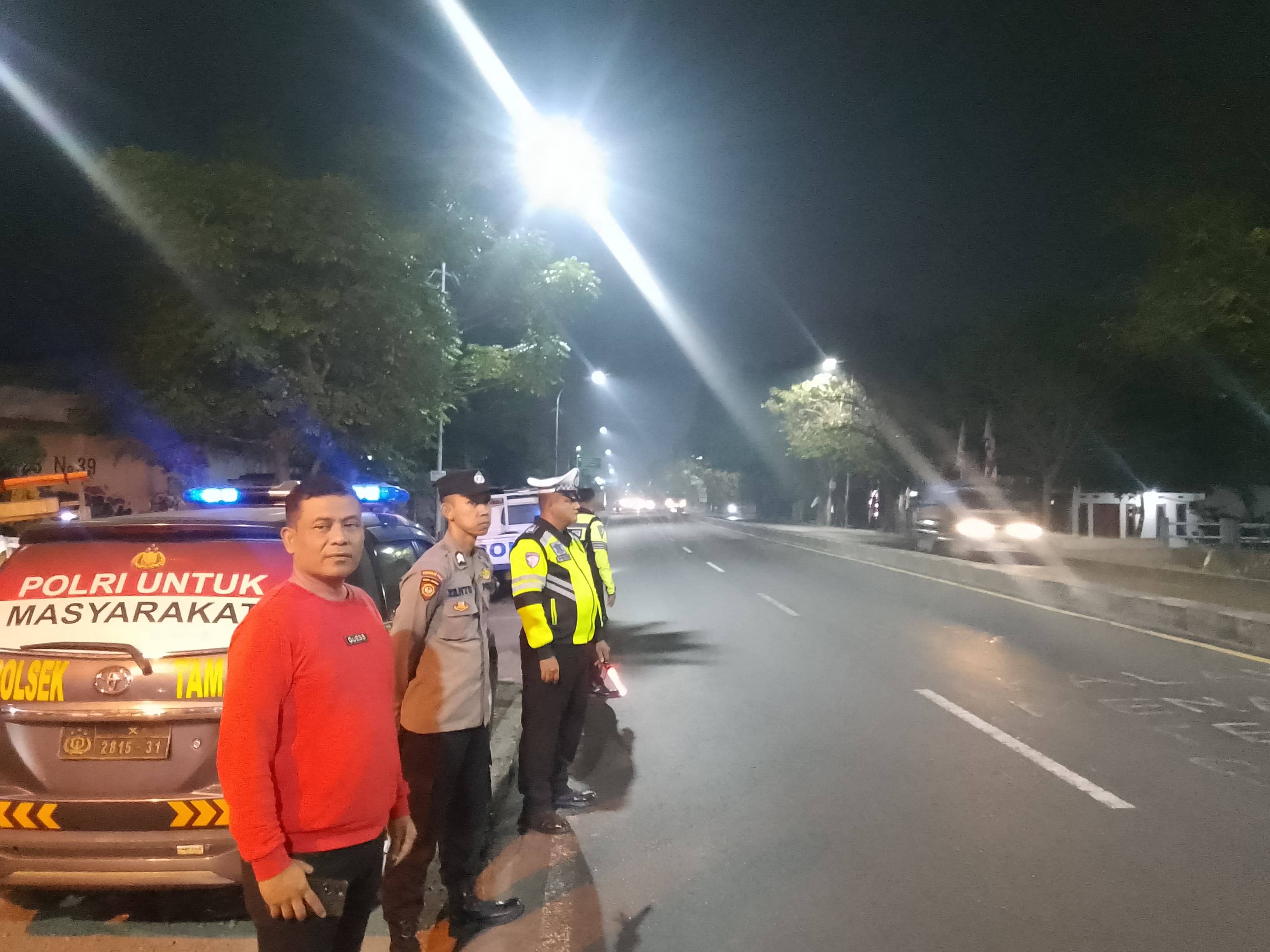 INTENSIF: Polisi melakukan patroli di wilayah Trosobo, Taman, Sidoarjo, Minggu (10/8). (DIKY SANSIRI/RADAR SIDOARJO)