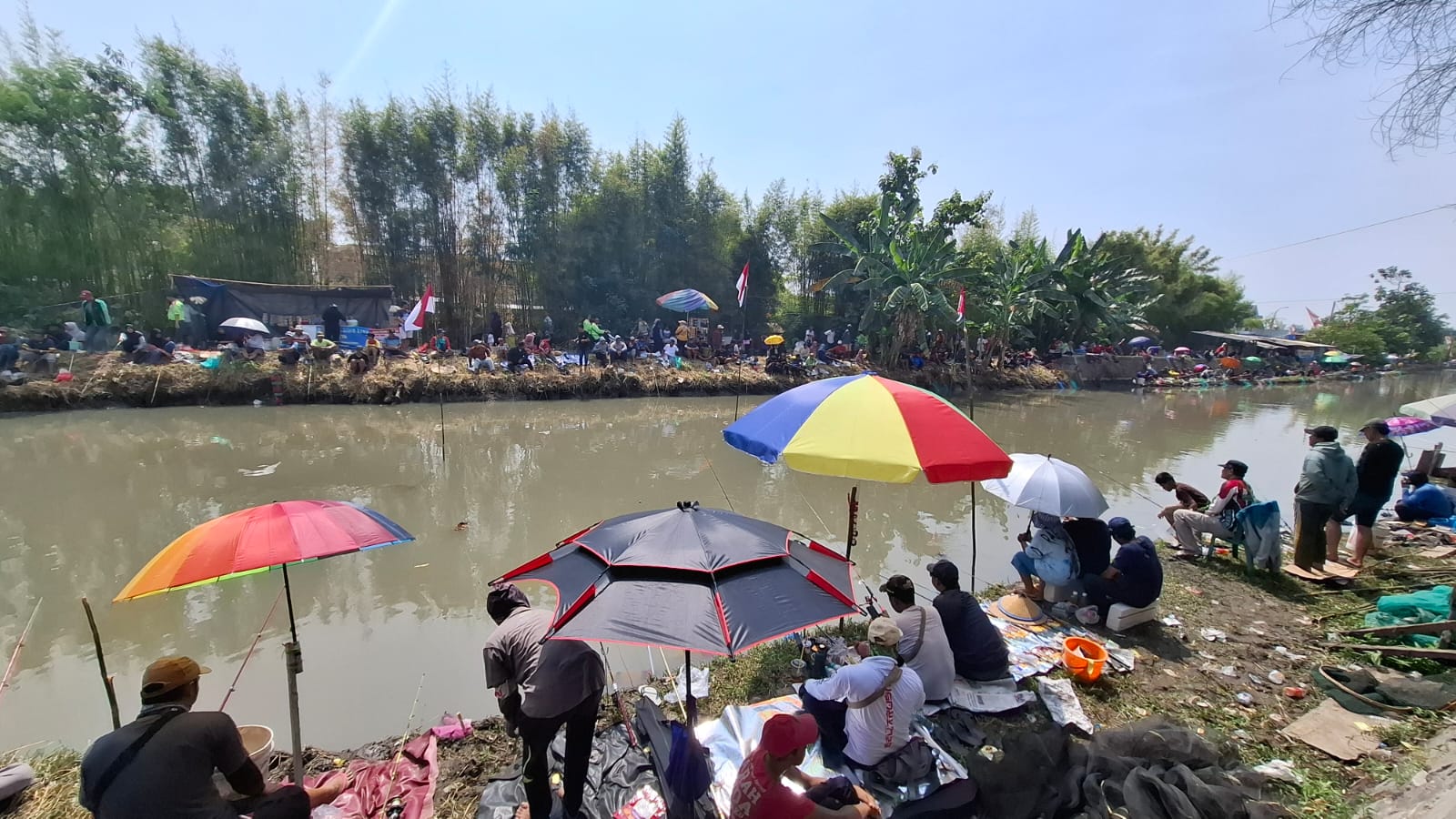SEMARAK: Para peserta antusias mengikuti lomba mancing di Sungai Desa Boro. (M SAIFUL ROHMAN/RADAR SIDOARJO)