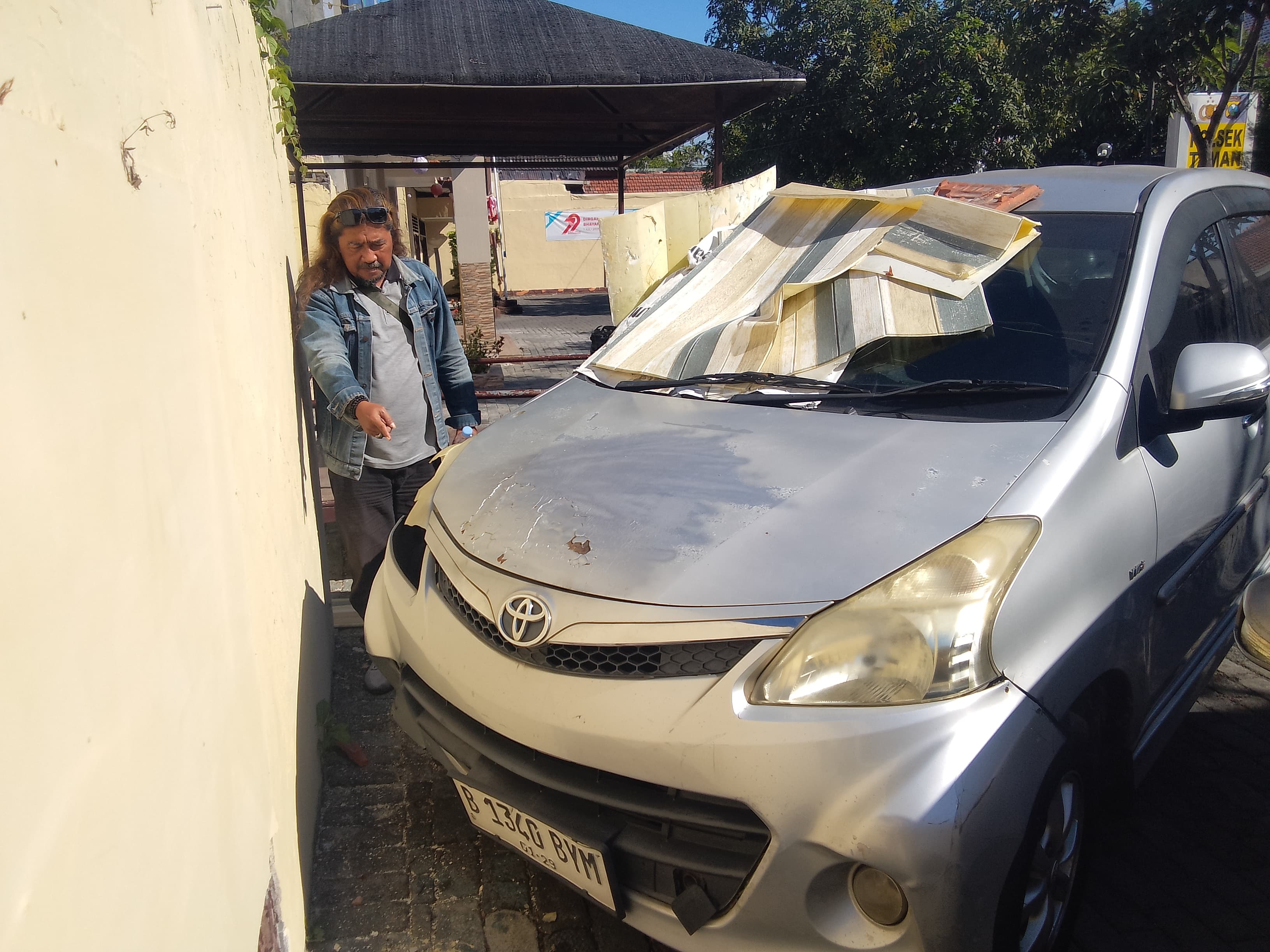 RUSAK: Kondisi mobil korban di Mapolsek Taman usai dirusak oleh massa. (DIKY SANSIRI/RADAR SIDOARJO)