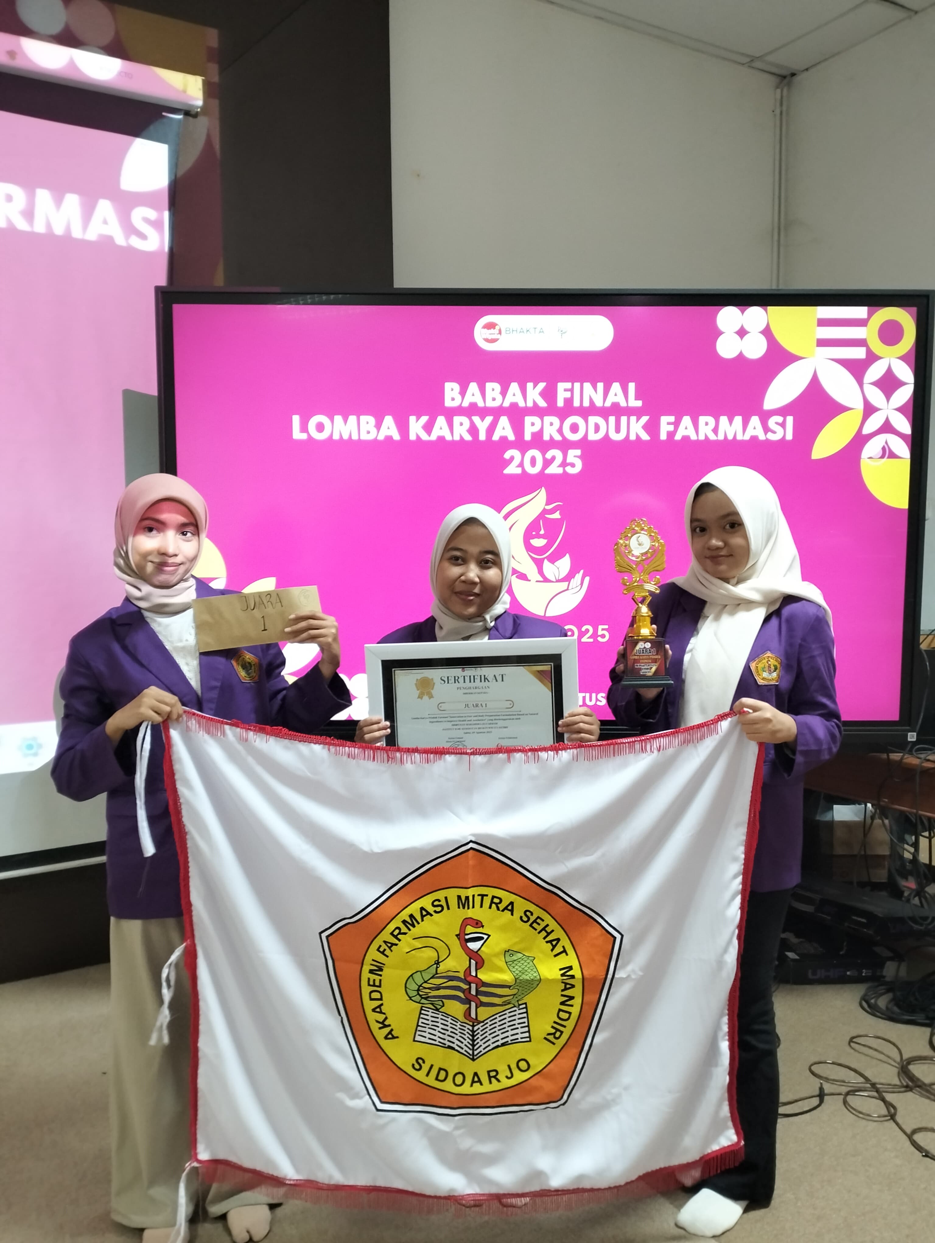 MEMBANGGAKAN : Tiga mahasiswi Akadami Farmasi Mitra Sehat Mandiri Sidoarjo tunjukkan sertifikat dan piala penghargaan.(ANAS/RADAR SIDOARJO)