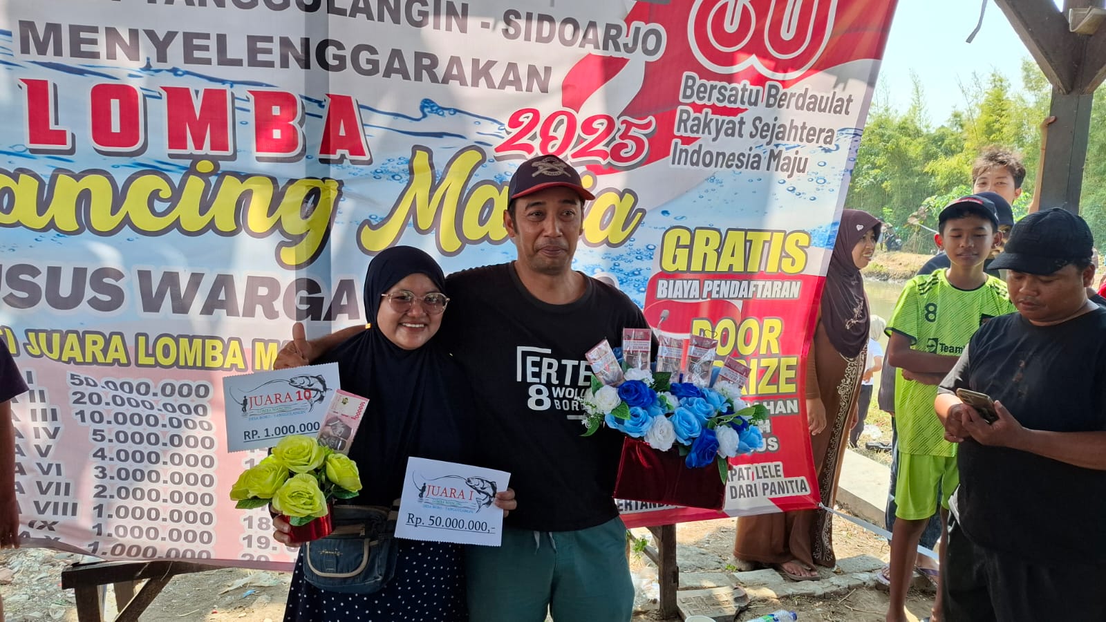 HOKI: Lutfi saat menerima hadiah juara satu lomba mancing Desa Boro. (M SAIFUL ROHMAN/RADAR SIDOARJO)