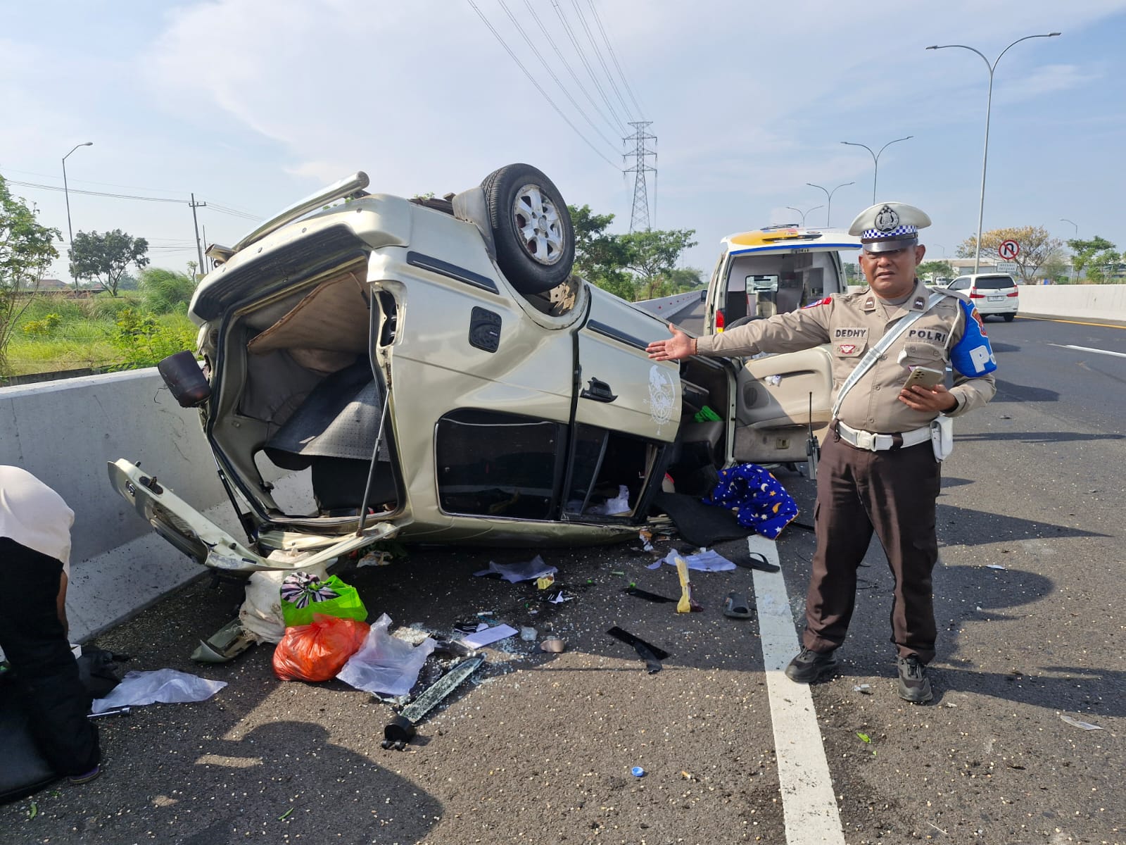 TRAGEDI: Kijang kapsul terbalik di Tol Porong arah Sidoarjo, Minggu (10/8). (IST)