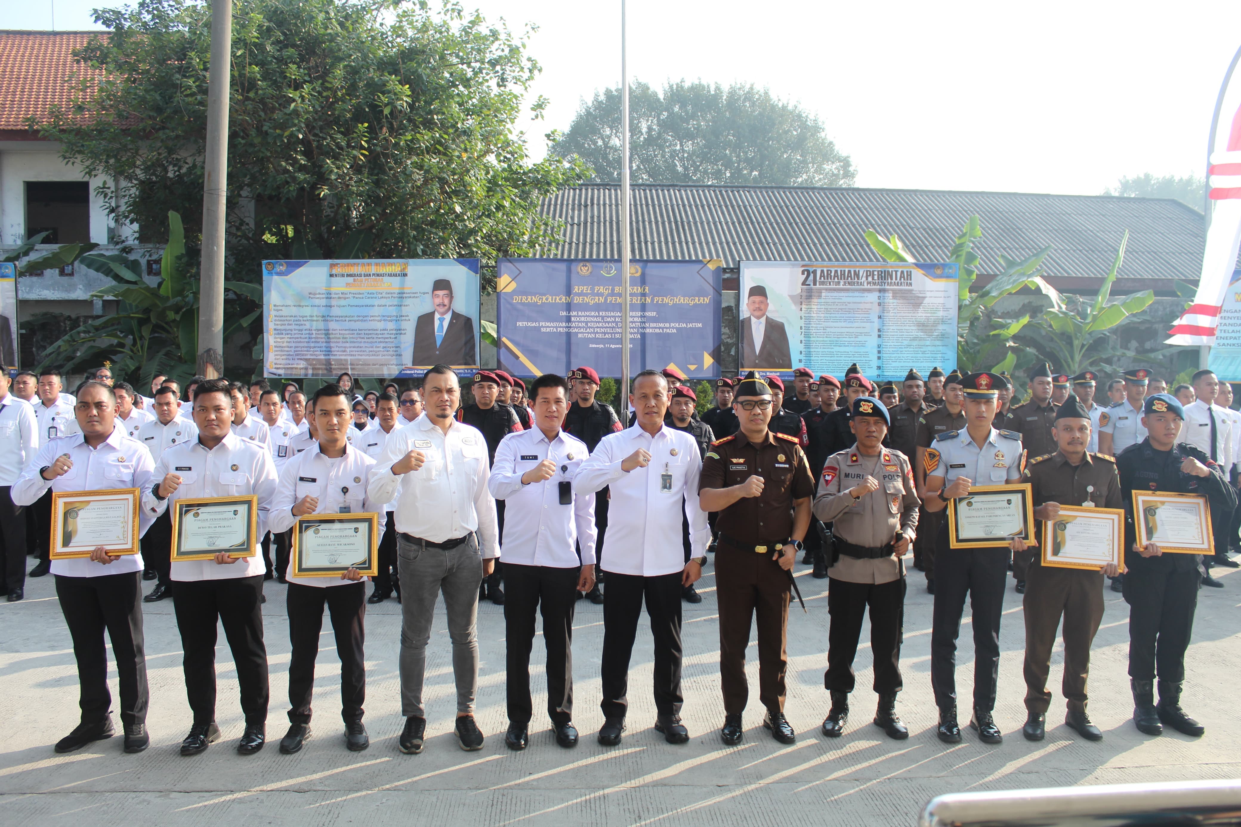 PRESTASI : Empat pegawai menerima penghargaan dari Kakanwil Ditjenpas Jatim. Mereka dua kali berhasil gagalkan penyelundupan sabu di Rutan Medaeng, Sidoarjo.(DIKY SANSIRI/RADAR SIDOARJO)