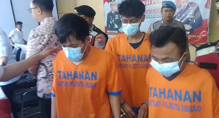 MERESAHKAN: Tiga pria gay diamankan di Polresta Sidoarjo, Senin (11/8). (DIKY SANSIRI/RADAR SIDOARJO)