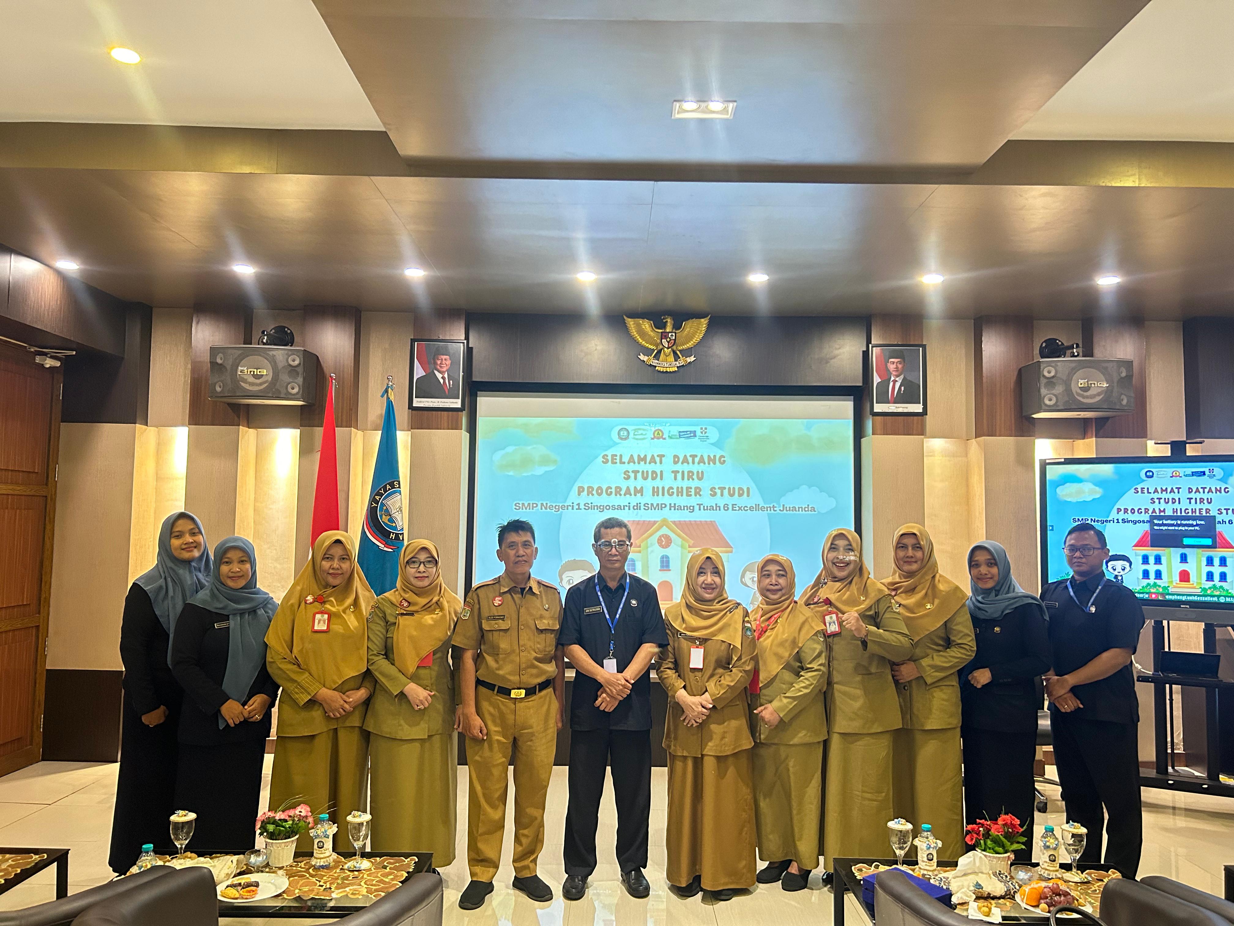 SAMBUTAN HANGAT : Kepala SMP Hang Tuah 6 Excellent Juanda, Ari Sutrijono tengah bersama rombongan SMP Negeri 1 Singosari, Malang.(ANAS/RADAR SIDOARJO)