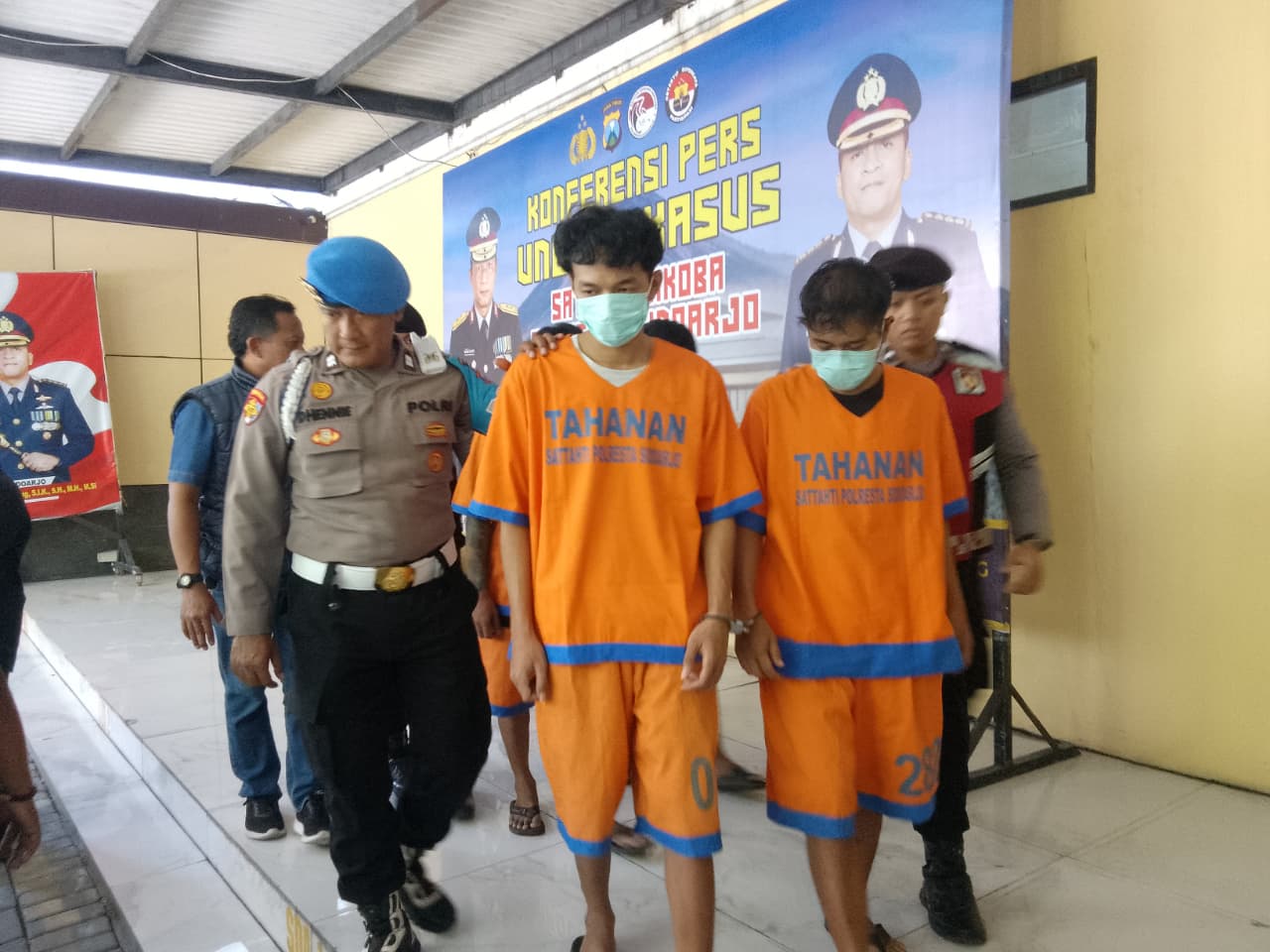 DIAMANKAN: Empat tersangka ditangkap di Polresta Sidoarjo, Selasa (12/8). (DIKY SANSIRI/RADAR SIDOARJO)