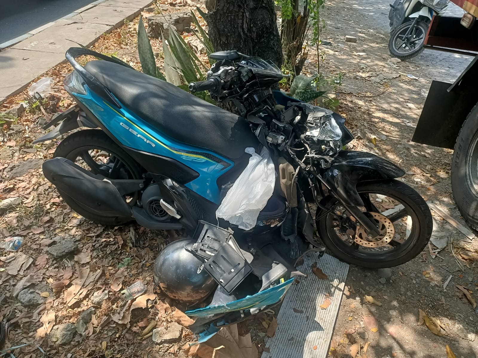 PARAH: Kondisi motor korban ringsek.
