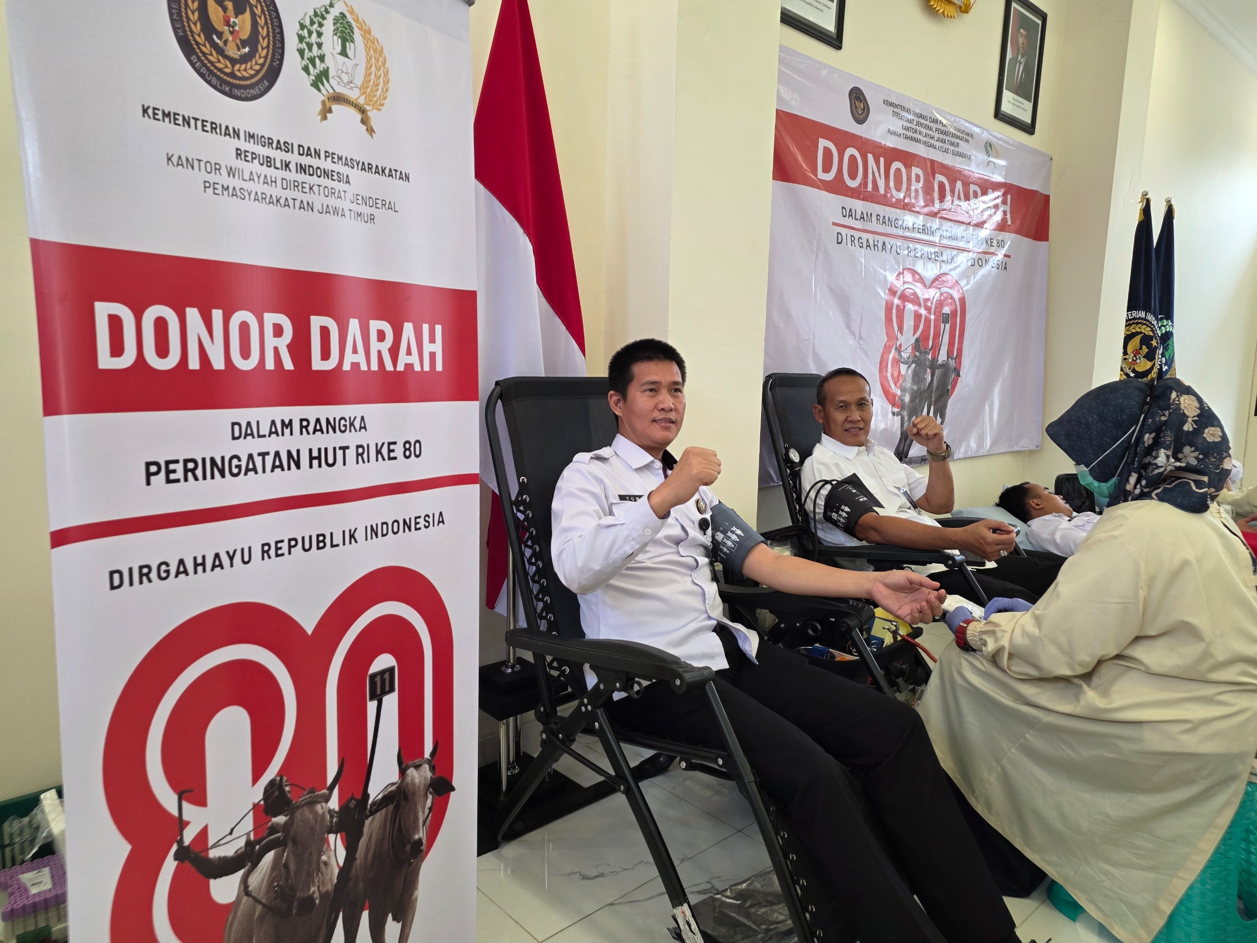 SEMANGAT: Kakanwil Ditjenpas Jatim Kadiyono&nbsp;(tengah) bersama&nbsp;Karutan Surabaya, Tomi Elyus (kiri) saat donor darah&nbsp;dalam rangka HUT Kemerdekaan RI&nbsp;ke-80 di Aula Rumah Tahanan Negara (Rutan) Surabaya.