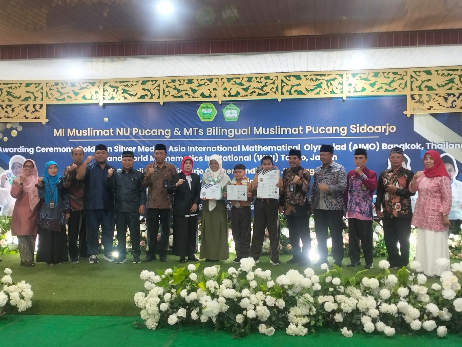 DUKUNGAN : Foto bersama kepala MI Muslimat NU Pucang dan MTs Bilingual Muslimat NU Pucang,  perwakilan Kanwil Kemenag Jatim, Kemenag Sidoarjo dan siswa prestasi Internasional.(ANAS/RADAR SIDOARJO)
