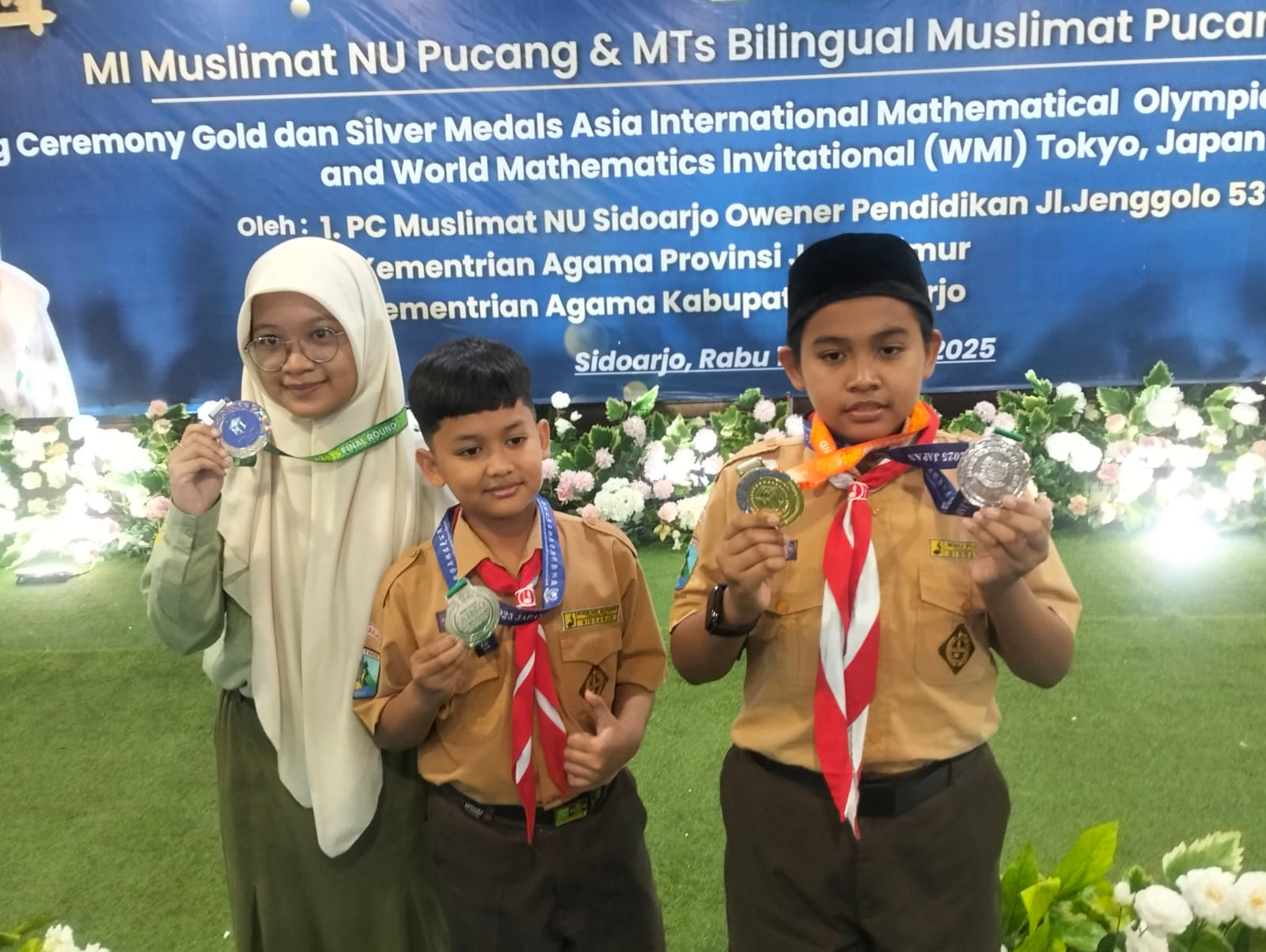 BANGGA: Tiga siswa MI dan MTs Muslimat NU Pucang pamerkan medali.(ANAS/RADAR SIDOARJO)&nbsp;
