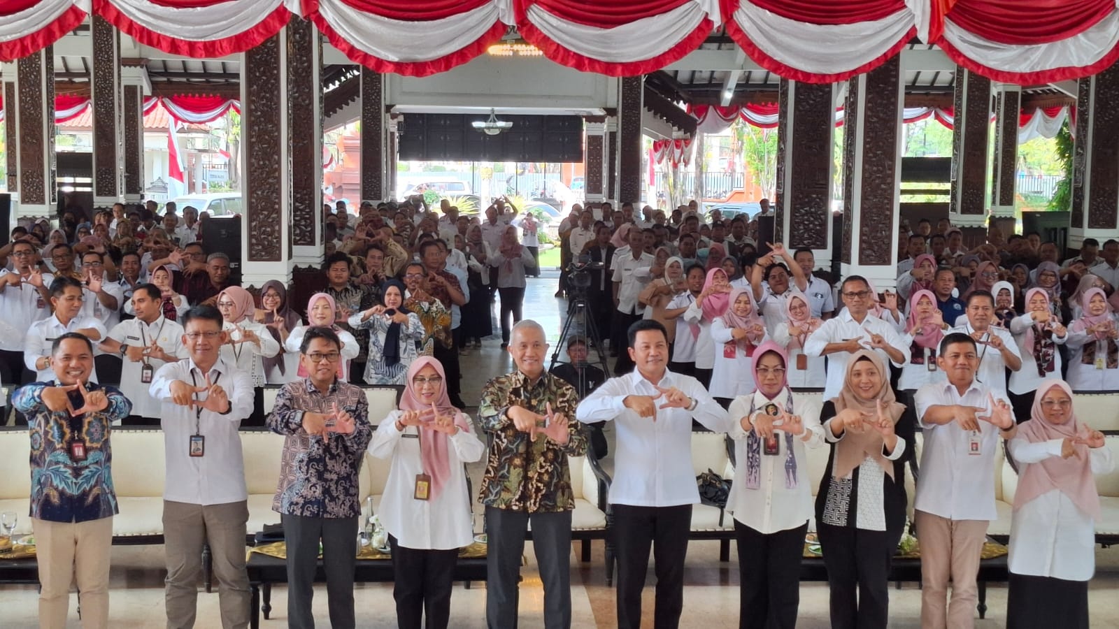 KOMPAK: High Level Meeting (HLM) Tim Percepatan dan Perluasan Digitalisasi Daerah (TP2DD) di Pendapa Delta Wibawa, Rabu, (13/8).