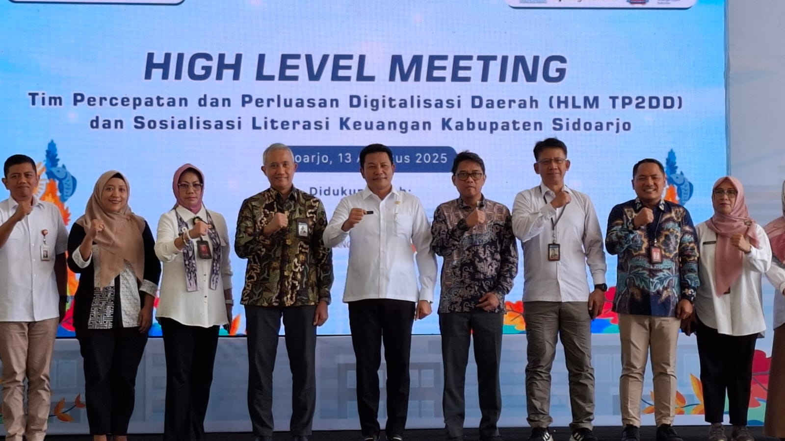 SINERGI: Kepala Bank Jatim Sidoarjo, Suyatno (dua dari kanan) foto bersama dengan Bupati Sidoarjo, Subandi (tengah) dan Advisor Kantor Perwakilan BI Jatim, Ridzky Prihadi (empar dari kiri)