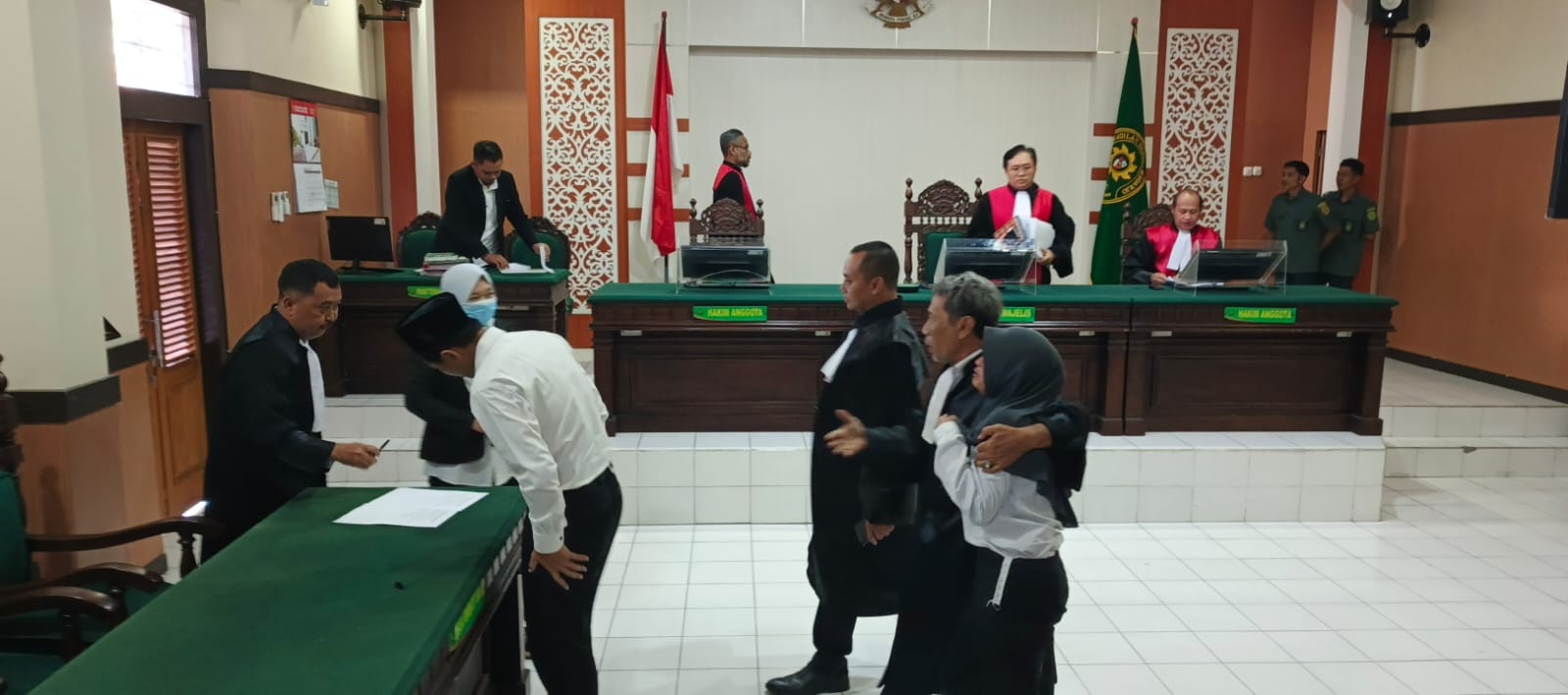 PUTUSAN: Terdakwa Ayu dan Farid (baju putih) usai menjalani sidang di PN Sidoarjo. (DIKY SANSIRI/RADAR SIDOARJO)&nbsp;
