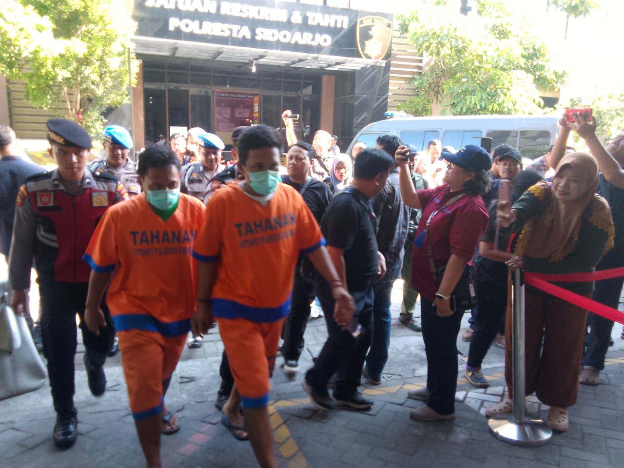 DIAMANKAN: Dua tersangka pengedar sabu-sabu ditangkap Satresnarkoba Sidoarjo. (DIKY SANSIRI/RADAR SIDOARJO)