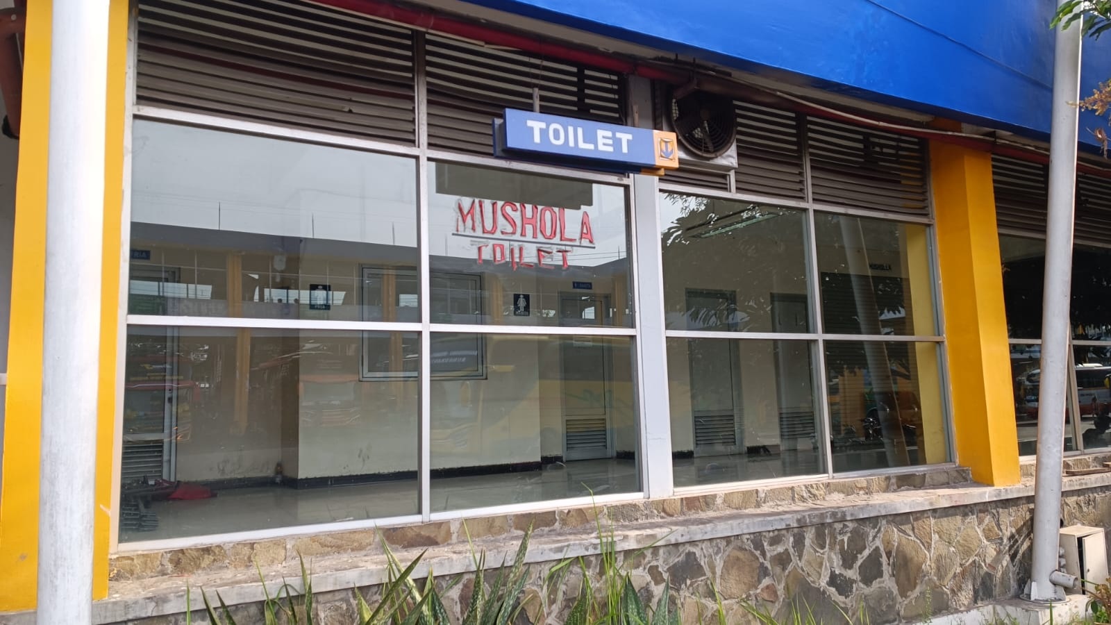 VIRAL: Toilet bermasalah di Terminal Purabaya Sidoarjo. (DIKY SANSIRI/RADAR SIDOARJO)