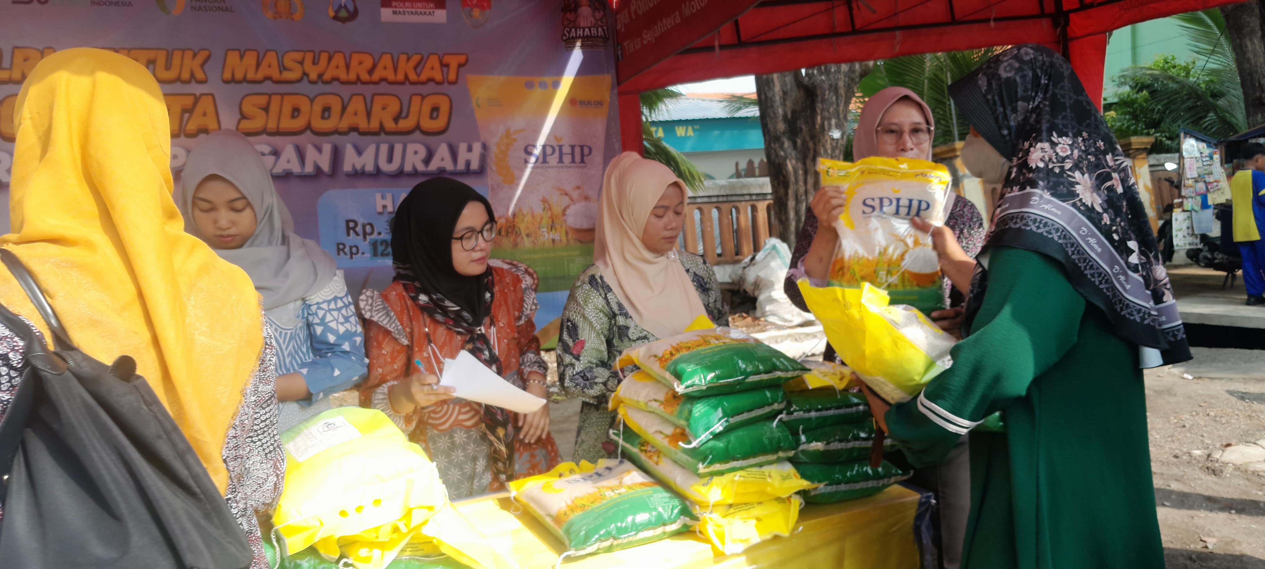 RAMAI: Polisi gelar bazar murah di depan Mapolsek Krian, Rabu (13/8).