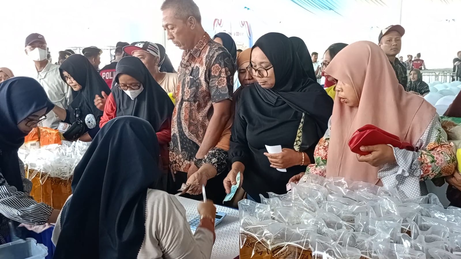 RAMAI: Masyarakat antusias membeli beras murah di parkir timur Gor Delta Sidoarjo, Kamis (14/8). (DIKY SANSIRI/RADAR SIDOARJO)