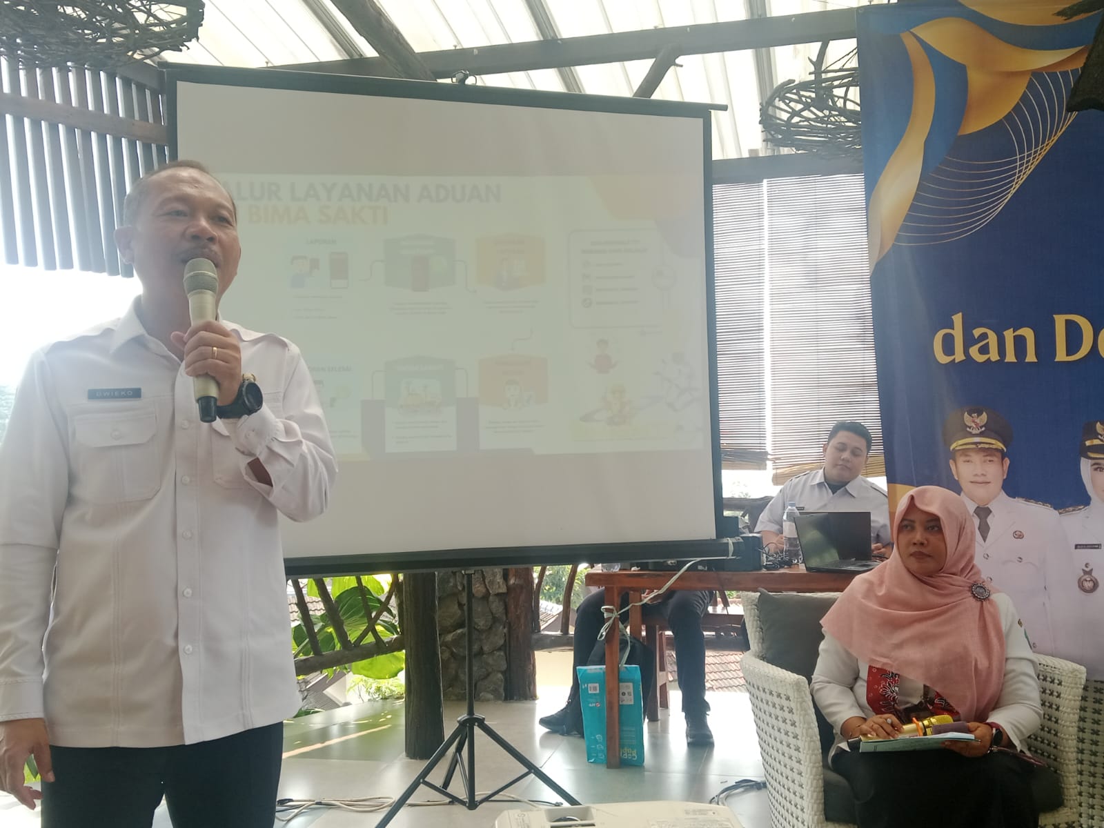 TEROBOSAN: Kepala DPUBM SDA Sidoarjo, Dwi Eko Saptono saat mengenalkan aplikasi Si Bima Sakti.