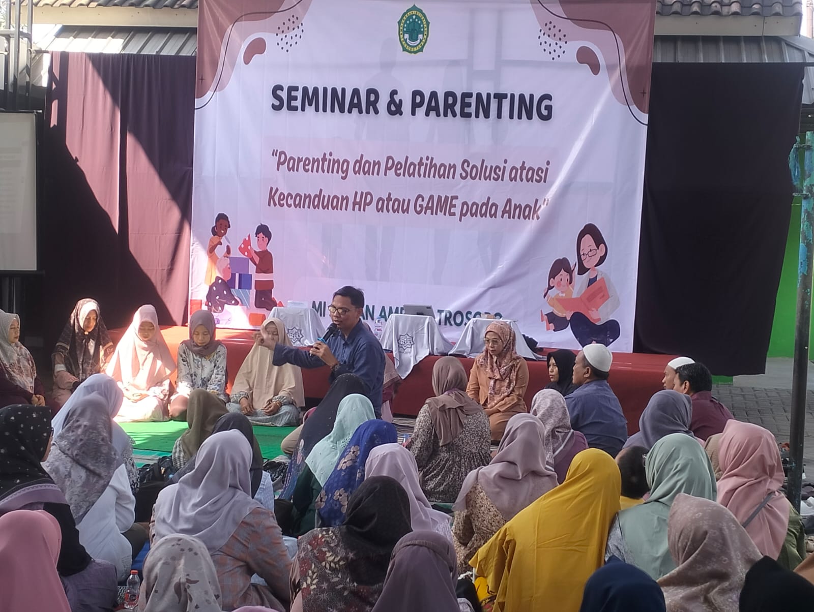 ANTUSIAS: Para orang tua wali murid saat mengikuti seminar dan parenting MI Sunan Ampel 2 Trosobo.(ANAS/ RADAR SIDOARJO)
