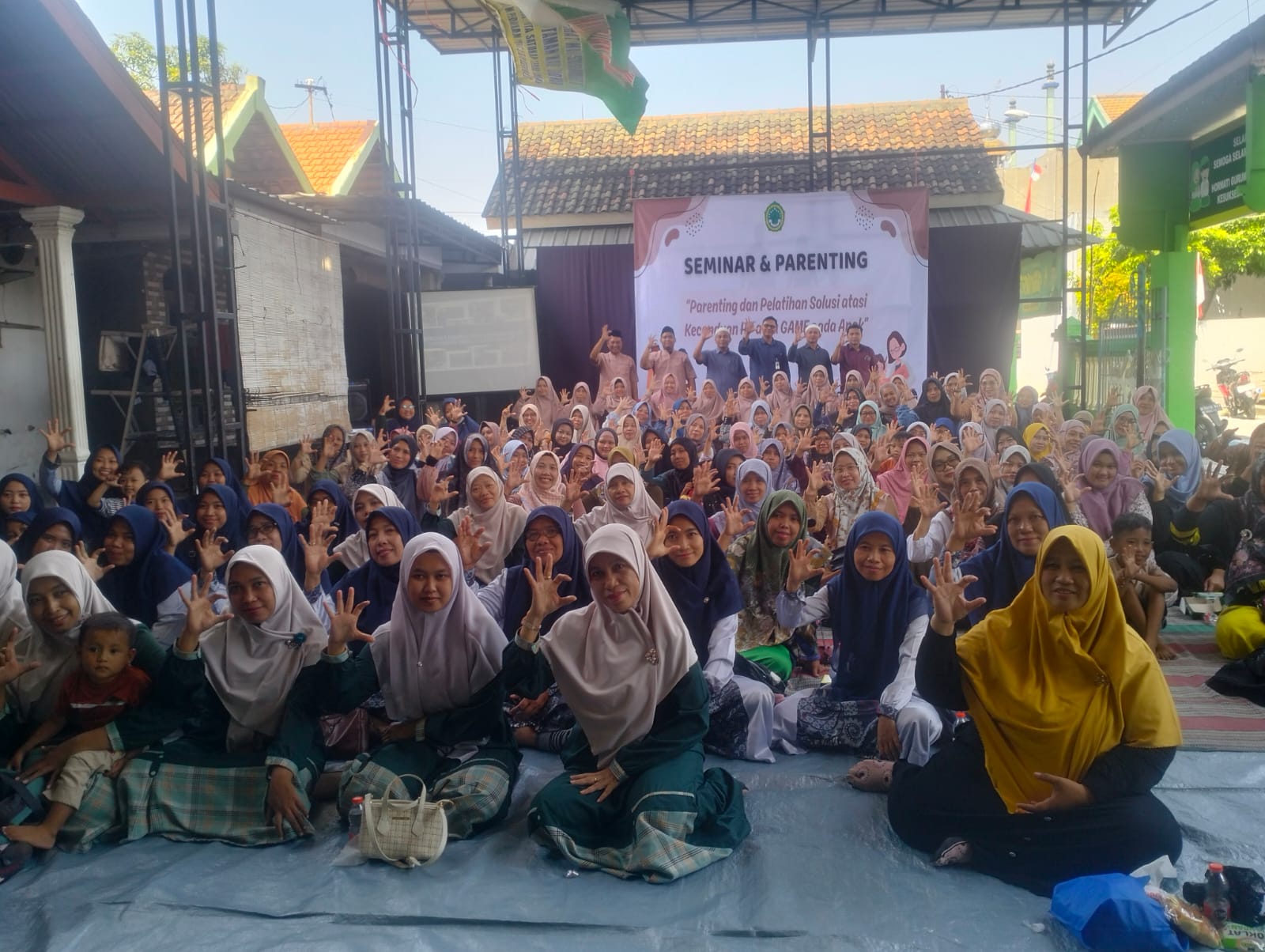 KOMPAK: Dewan guru MI Sunan Ampel 2 Trosobo dan wali murid sesuai kegiatan parenting di halaman sekolah.(ANAS/ RADAR SIDOARJO)