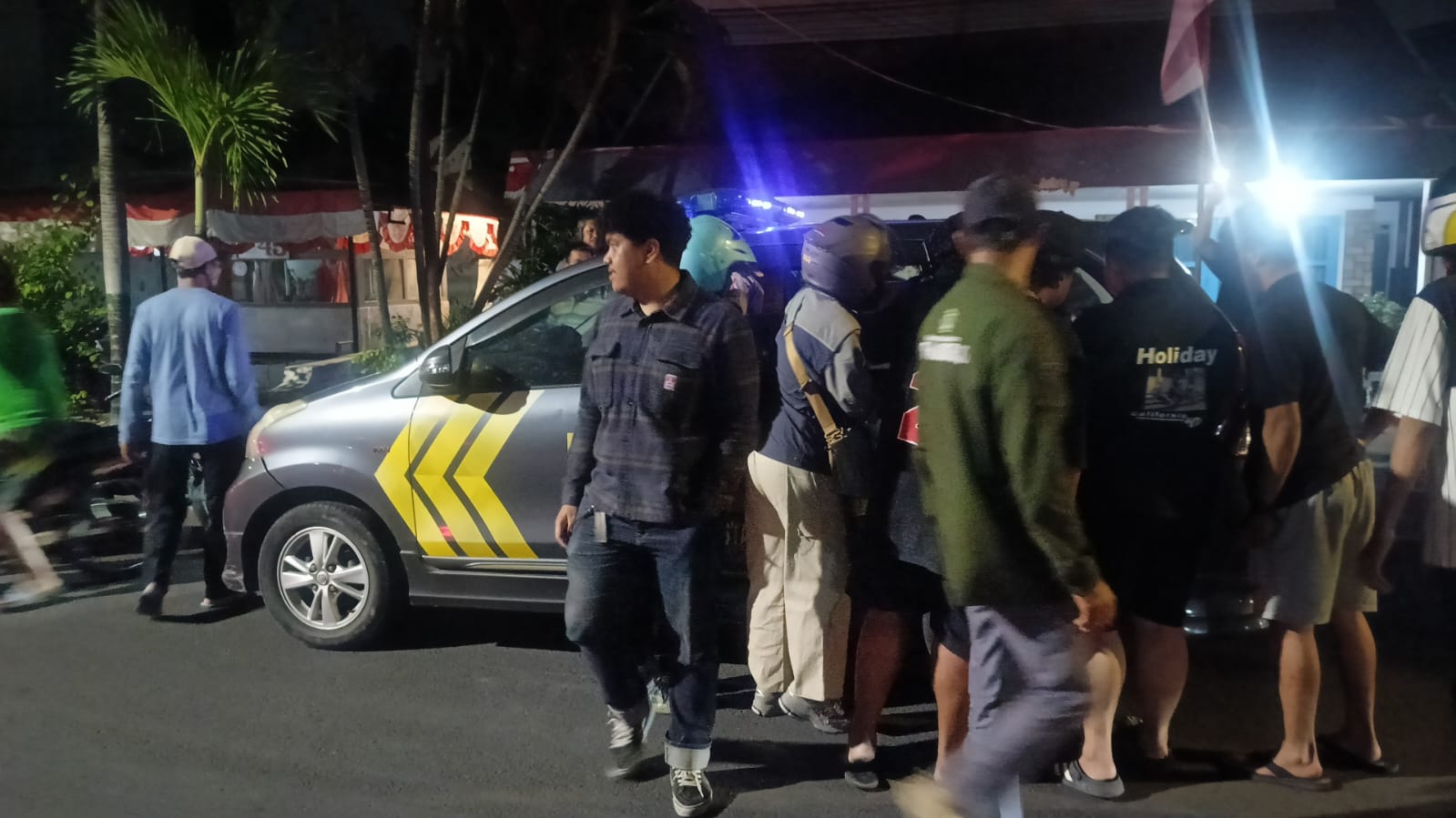 DIAMUK MASSA: Suasana pengamanan jambret&nbsp;di Jalan Raden Patah, Sidoarjo.   &nbsp;