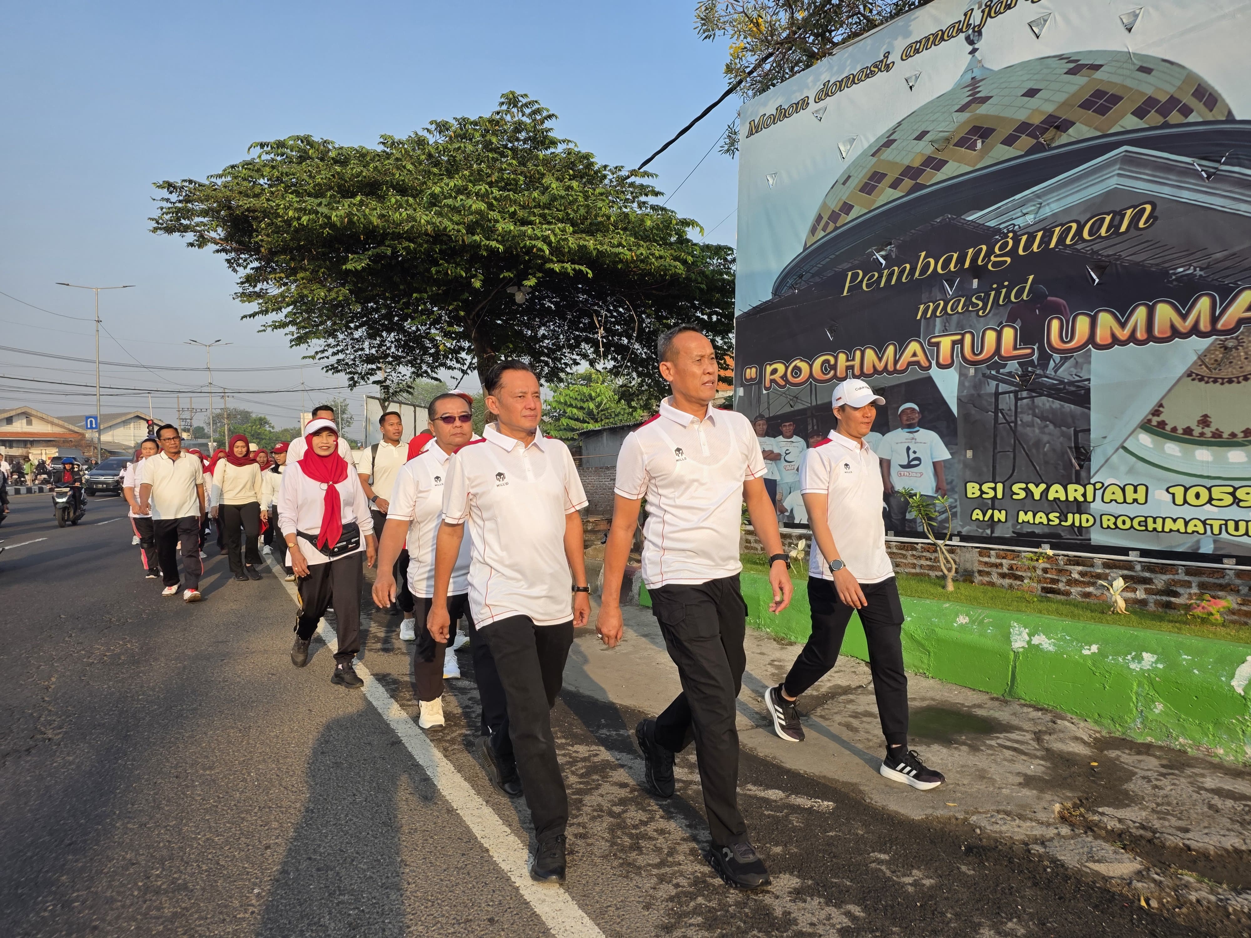 KEMERDEKAAN : Kakanwil Ditjenpas Jatim, Kadiyono (tengah), saat jalan sehat bersama Karutan Kelas I Surabaya, Tomi Elyus, Jumat (15/8).