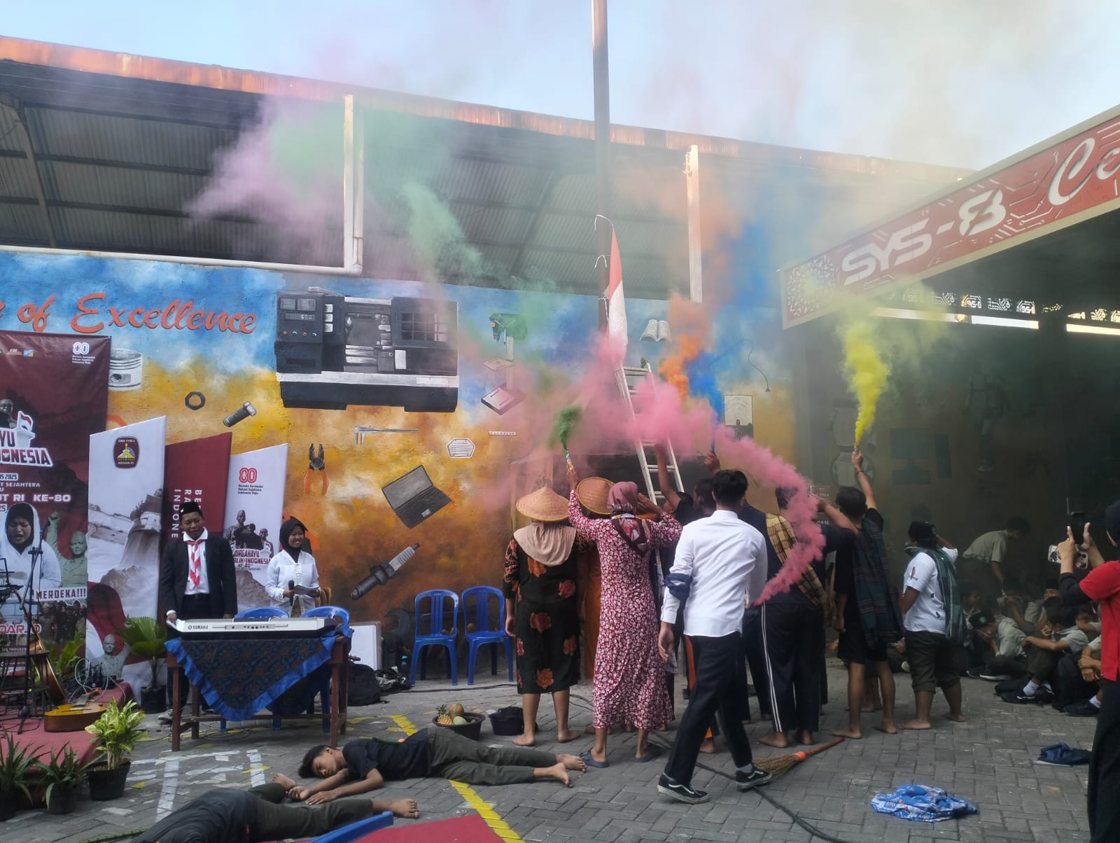 PERTUNJUKAN: Siswa SMK YPM 8 Sidoarjo melakukan aksi drama teatertikal kolosal peristiwa kemerdekaan 17 Agustus.(ANAS/RADAR SIDOARJO)&nbsp;