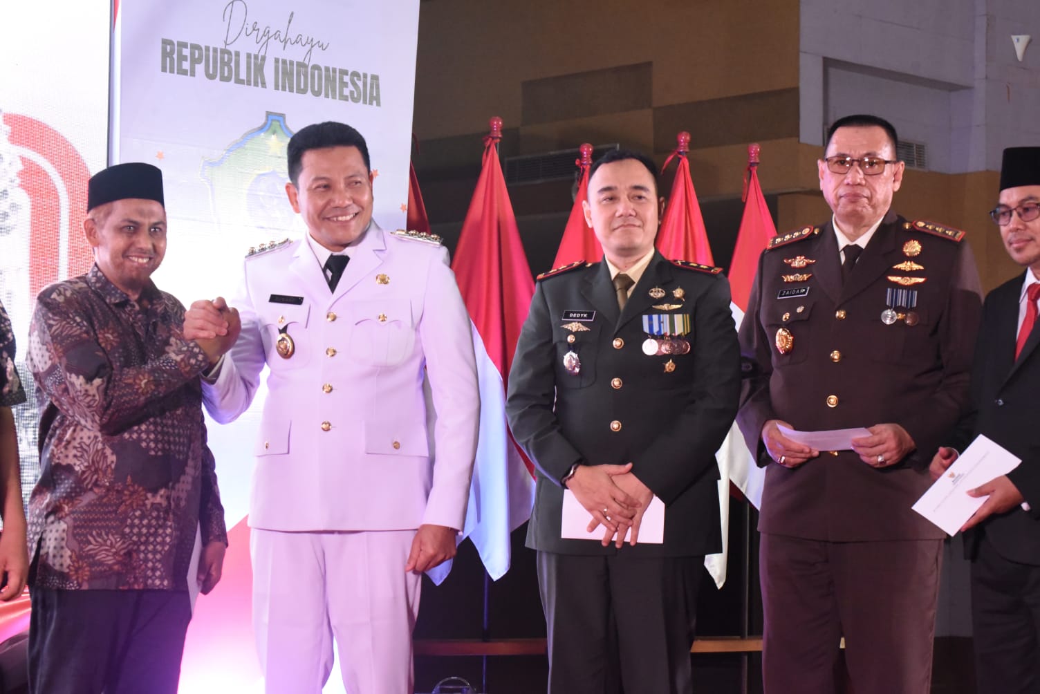 KEMERDEKAAN: Bupati Sidoarjo Subandi&nbsp;memberikan perhatian kepada mantan narapidana teroris (napiter) Umar Patek (kiri).&nbsp;