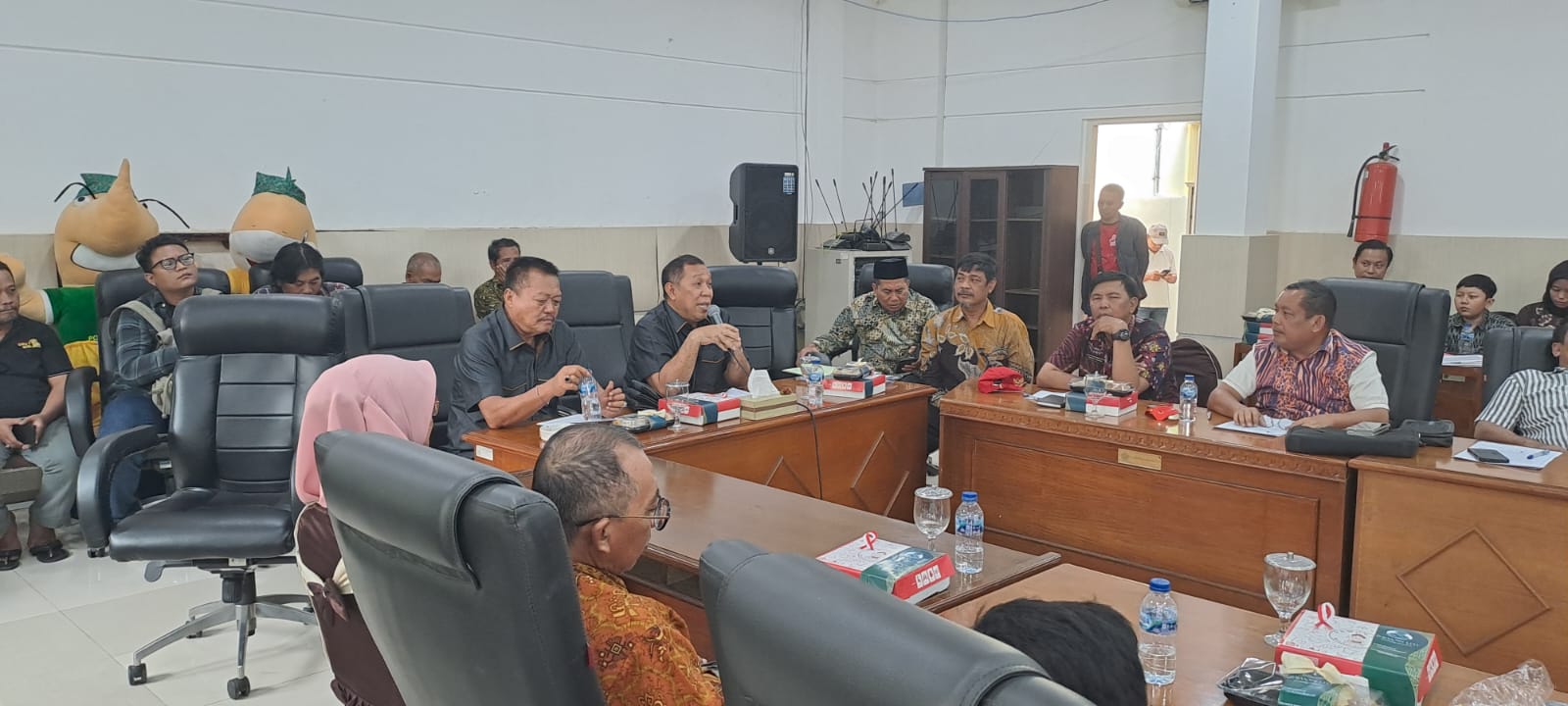 CARI SOLUSI: Hearing DPRD Sidoarjo dengan warga perumahan.