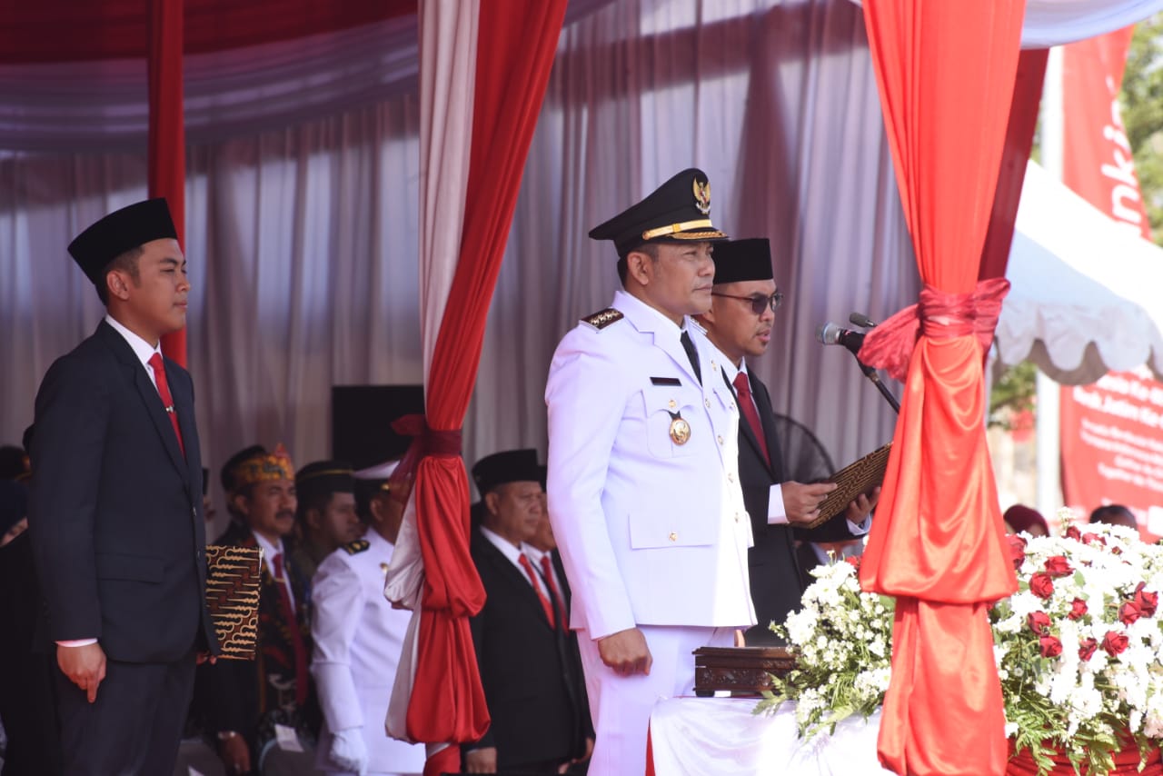 MERIAH: Bupati Sidoarjo, Subandi saat memimpin upacara peringatan HUT ke-80 RI di Mal Pelayanan Publik. (M SAIFUL ROHMAN/RADAR SIDOARJO)