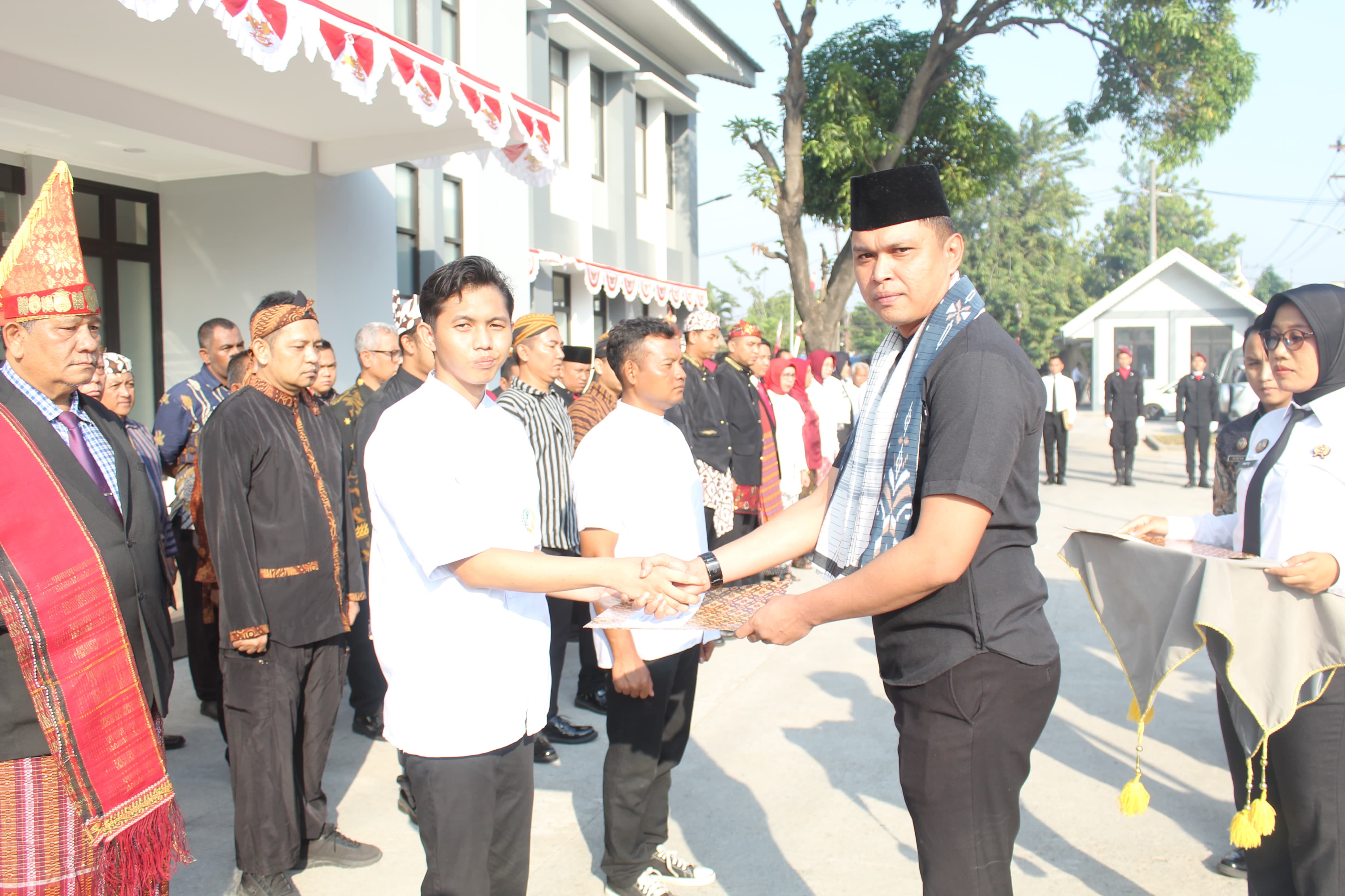 SIMBOLIS: Kepala Seksi Pelayanan Tahanan, Muhammad Ridla Gorjie menyerahkan remisi ke narapidana di Rutan Medaeng, Sidoarjo, Minggu (17/8). (DIKY SANSIRI/RADAR SIDOARJO)
