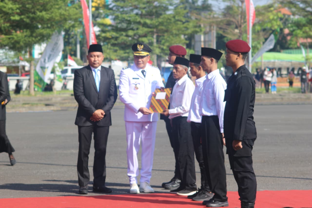 MERDEKA: Bupati Sidoarjo Subandi menyerahkan remisi kepada narapidana Lapas Sidoarjo, Minggu (17/8).