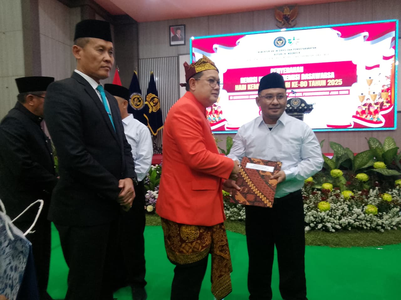 KEMERDEKAAN: Sekda Provinsi Jawa Timur, Adhi Karyono dan Kepala Kanwil Ditjenpas Jawa Timur, Kadiyono menyerahkan remisi ke narapidana, Minggu (17/8). (DIKY SANSIRI/RADAR SIDOARJO)