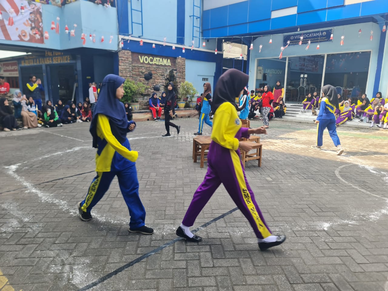 MENYENANGKAN: Siswa mengikuti lomba kursi bergoyang dalam rangka peringatan kemerdekaan RI di VOCATAMA Sidoarjo. (CHOTIB/RADAR SIDOARJO)