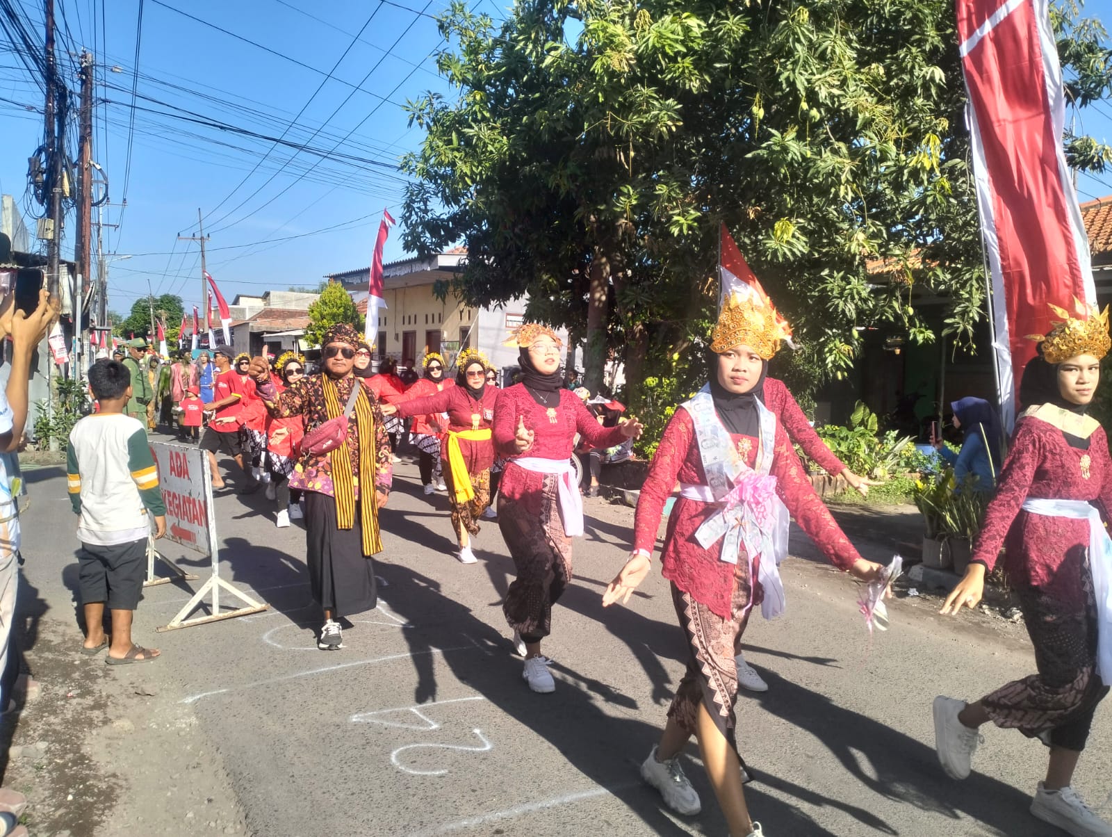 ANTUSIAS: Warga Desa Sidomulyo, Buduran, Sidoarjo, saat megikuti karnaval nusantara 17 Agustus.(ANAS/RADAR SIDOARJO)