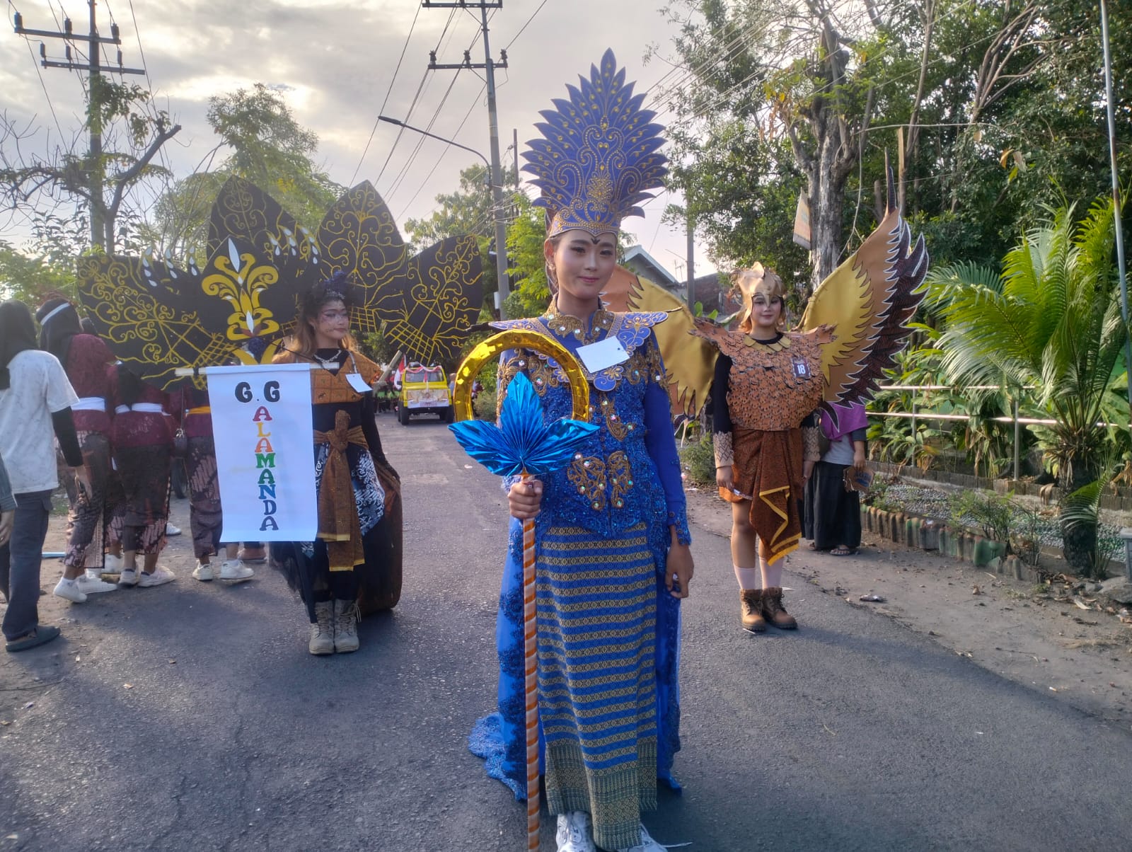 MERIAH : Warga Desa Sidomulyo saat antusias mempamerkan kostum budaya dan kesenian dalam kegiatan karnaval.(ANAS/RADAR SIDOARJO)
