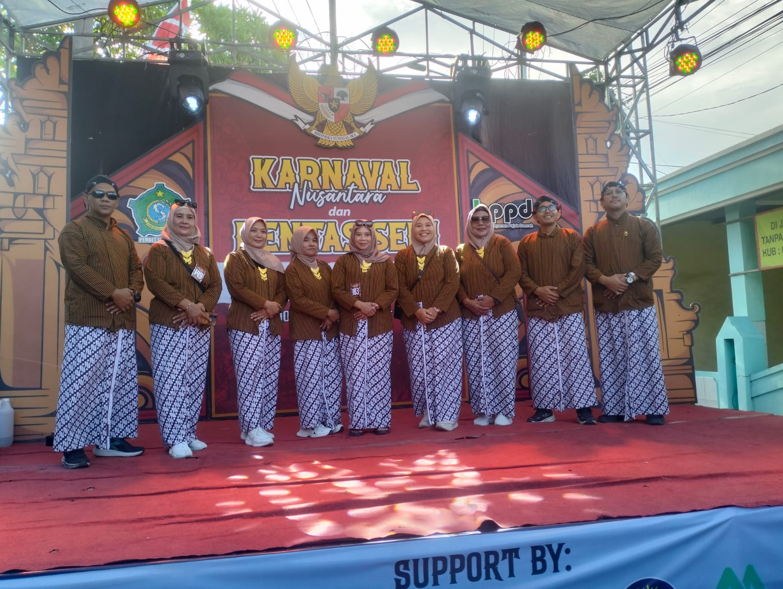 KOMPAK: Pj Desa Sidomulyo Dewi Kartika Wati Wijaya (lima dari kiri) bersama para perangkat saat usai kegiatan karnaval.(ANAS/RADAR SIDOARJO)